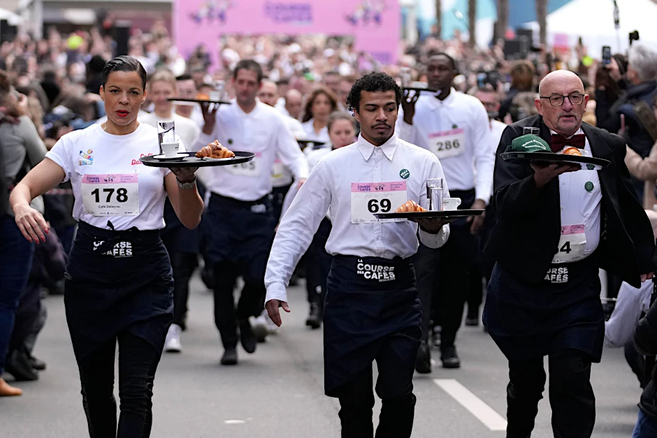 Zwei Kilometer ohne zu rennen und ohne etwas zu verschütten:&nbsp;Dieser Aufgabe stellen sich Kellner in Paris.&nbsp;