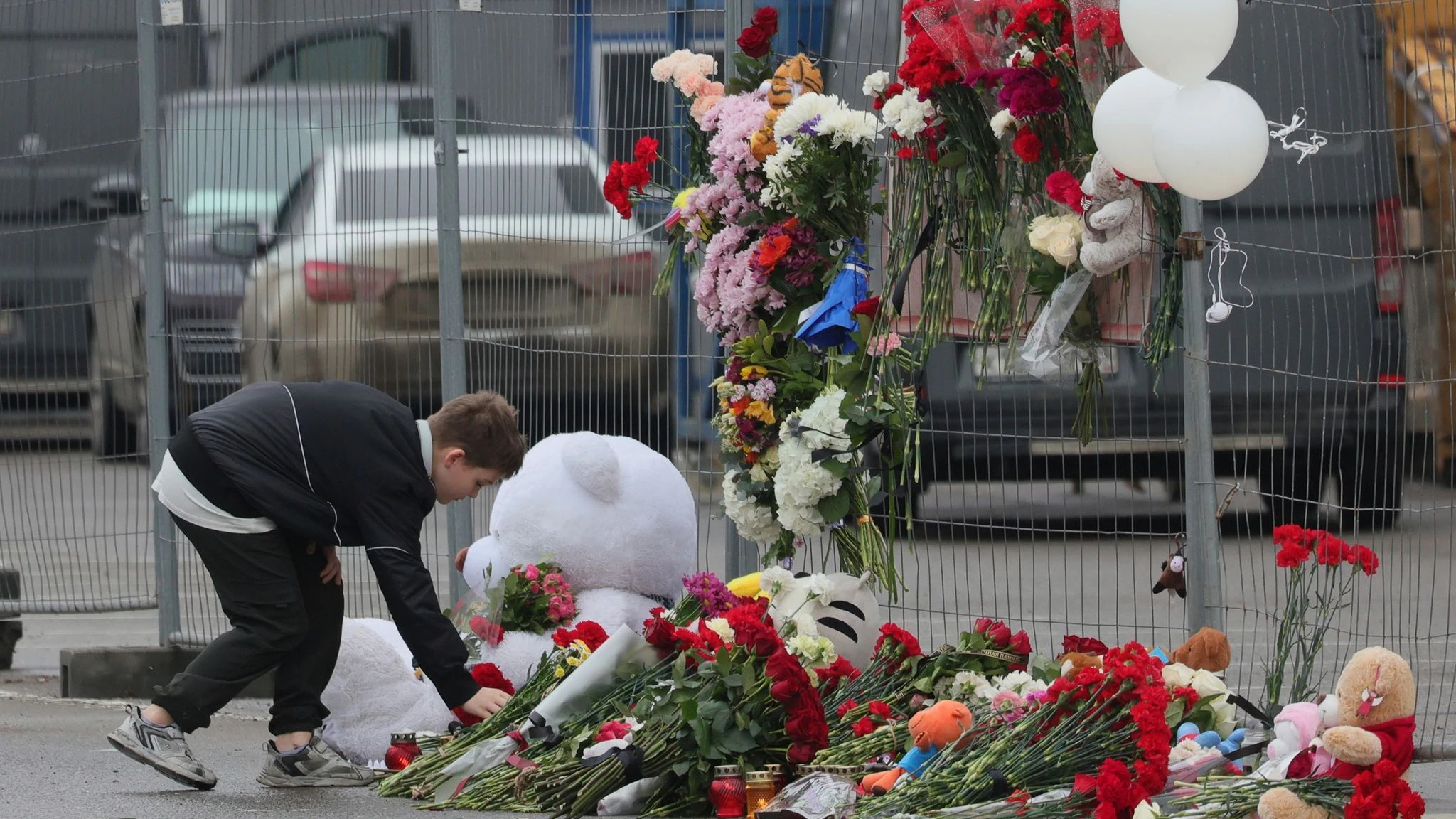 Nach dem Anschlag in Moskau legten Menschen vor dem Konzerthaus Blumen nieder. Für Sonntag wurde ein nationaler Trauertag angeordnet.