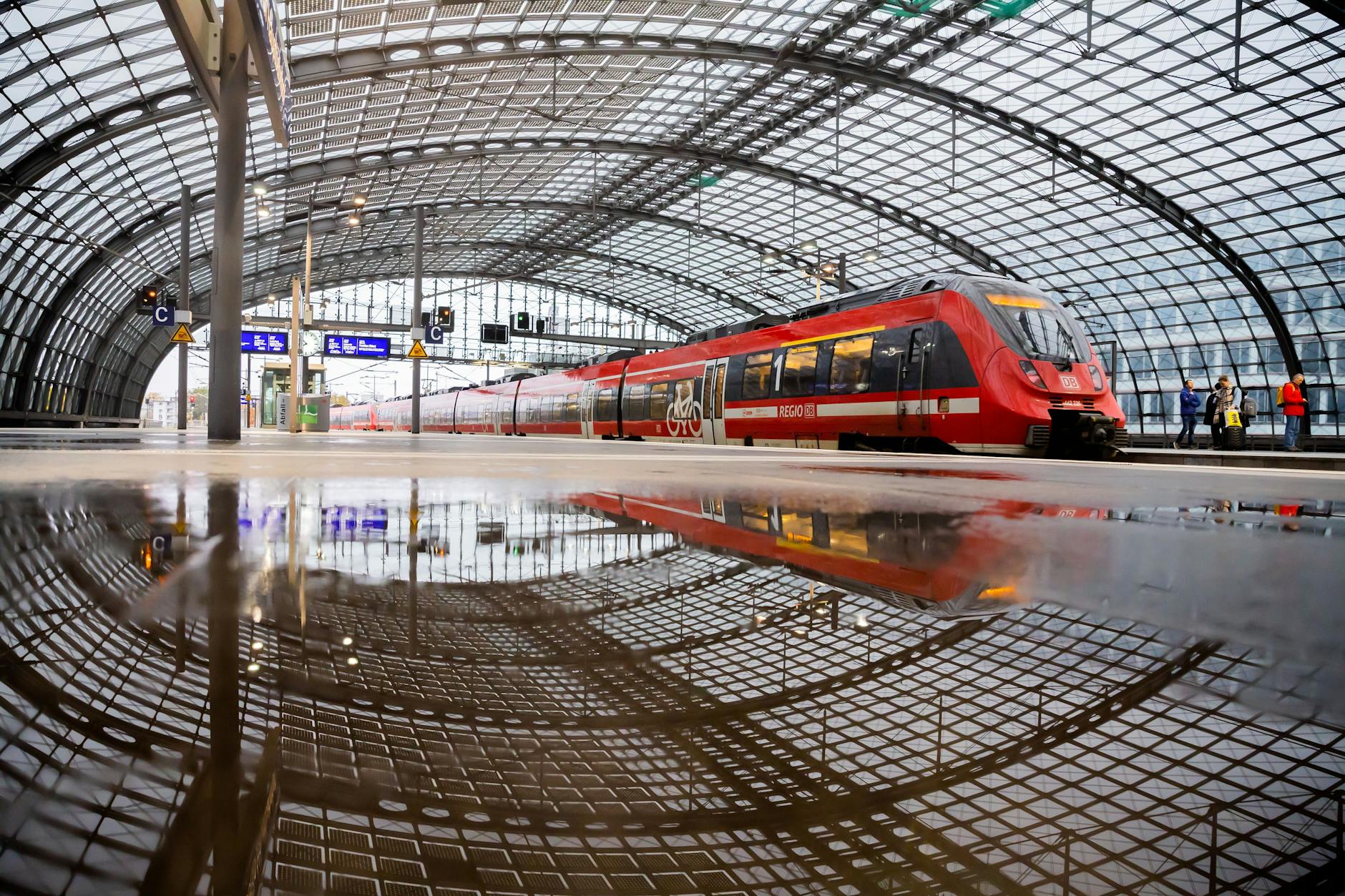 Regionalzug im Berliner Hauptbahnhof. Bahnangestellte sollen mit Bodycams ausgerüstet werden. (Symbolbild)