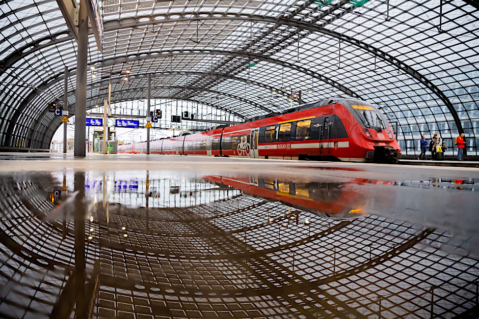 Regionalzug im Berliner Hauptbahnhof. Bahnangestellte sollen mit Bodycams ausgerüstet werden. (Symbolbild)