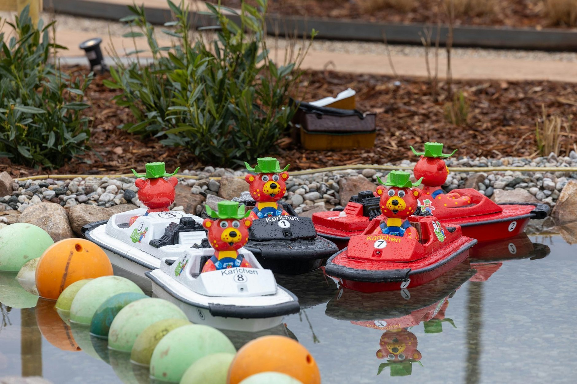Alles bereit: Fünf kleine Motorboote mit dem Maskottchen Karlchen warten im Außenbereich auf die ersten Besucher. Das erste Karls Erlebnis-Dorf in Mitteldeutschland wurde heute eröffnet.  