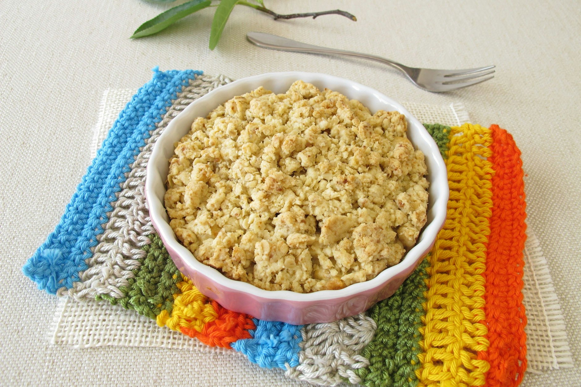 Frisch gebackener sächsischer Streuselkuchen mit goldbraunen Streuseln, traditionell nach DDR-Rezept zubereitet.