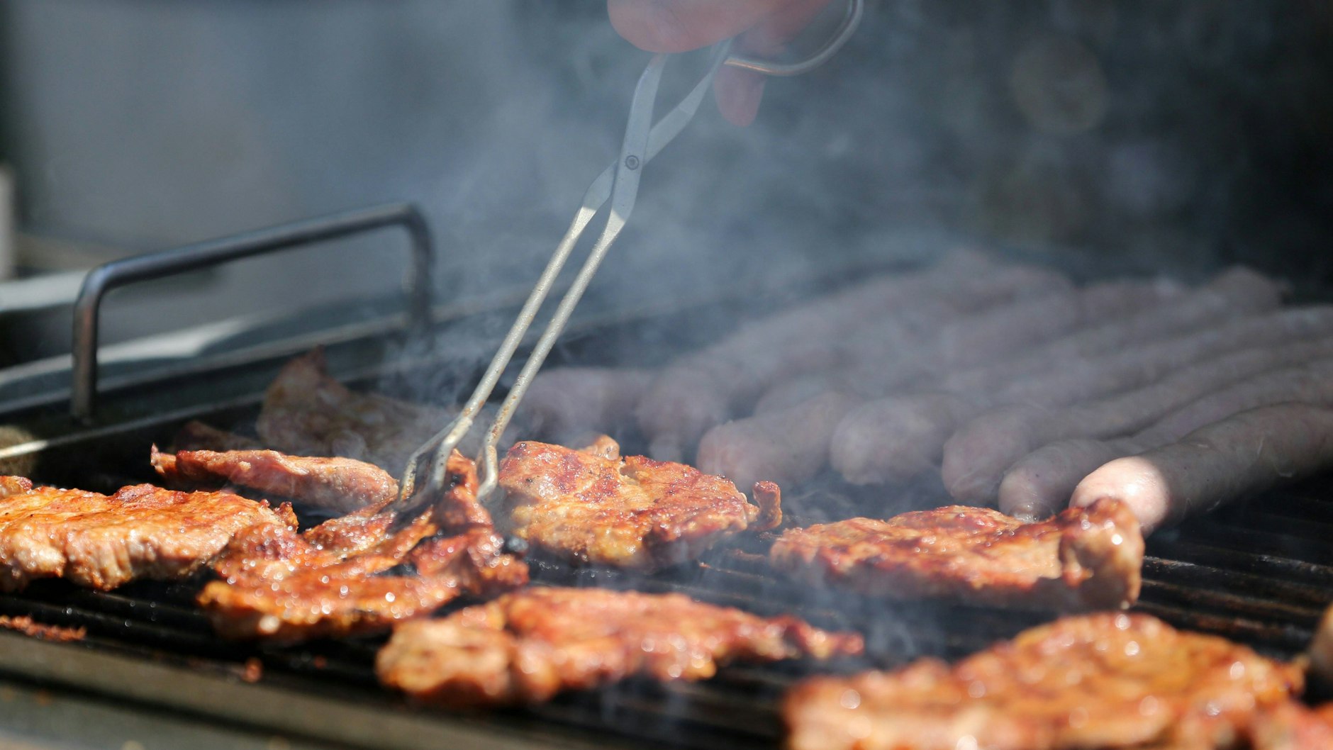 Die Rostbrätel werden über Holzkohle gegrillt - wichtig für das Rezept ist aber auch die würzige Marinade.