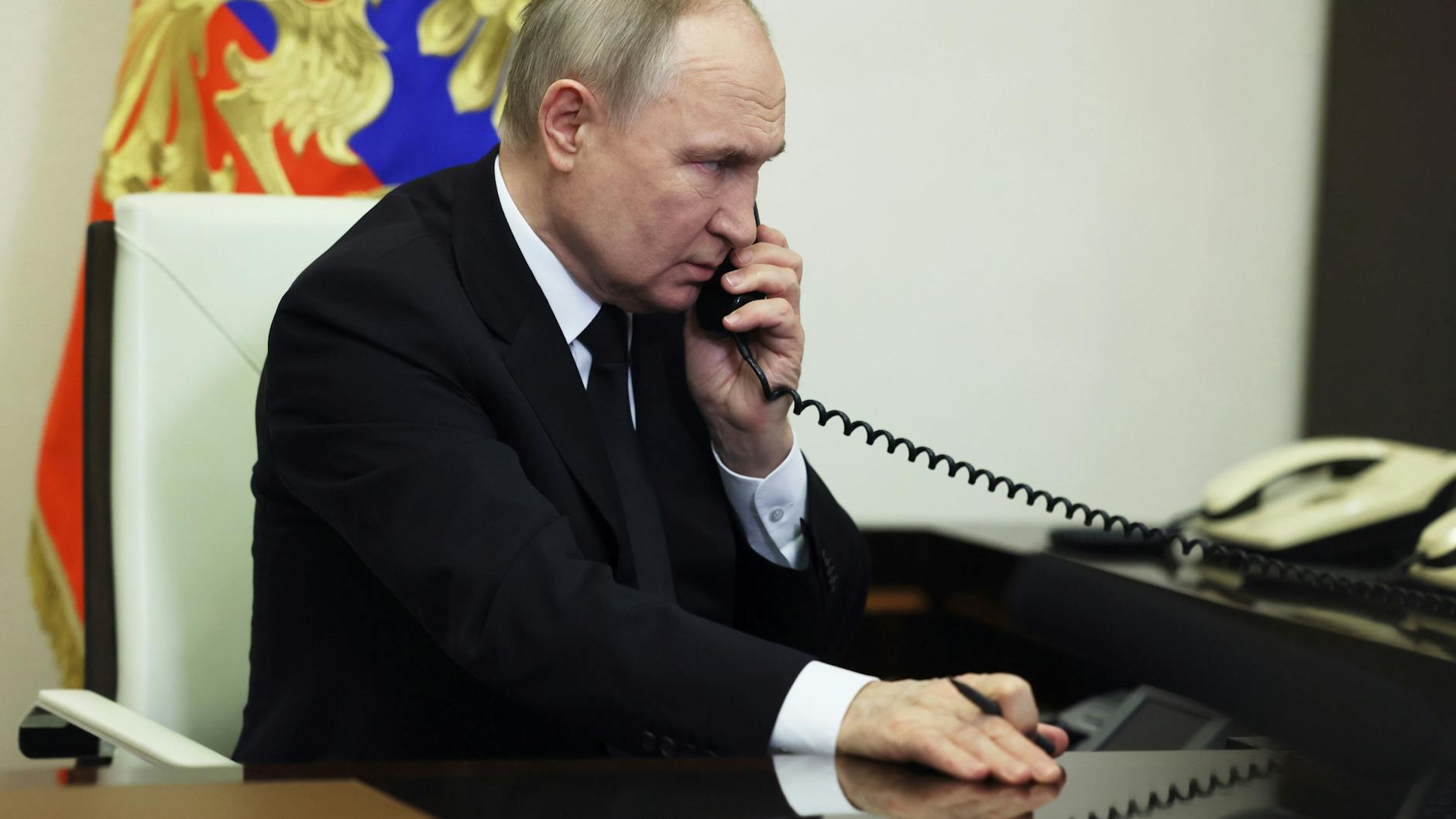 Der russische Präsident Wladimir Putin am Telefon: Viele AfD-Abgeordnete verteidigen den Diktator.