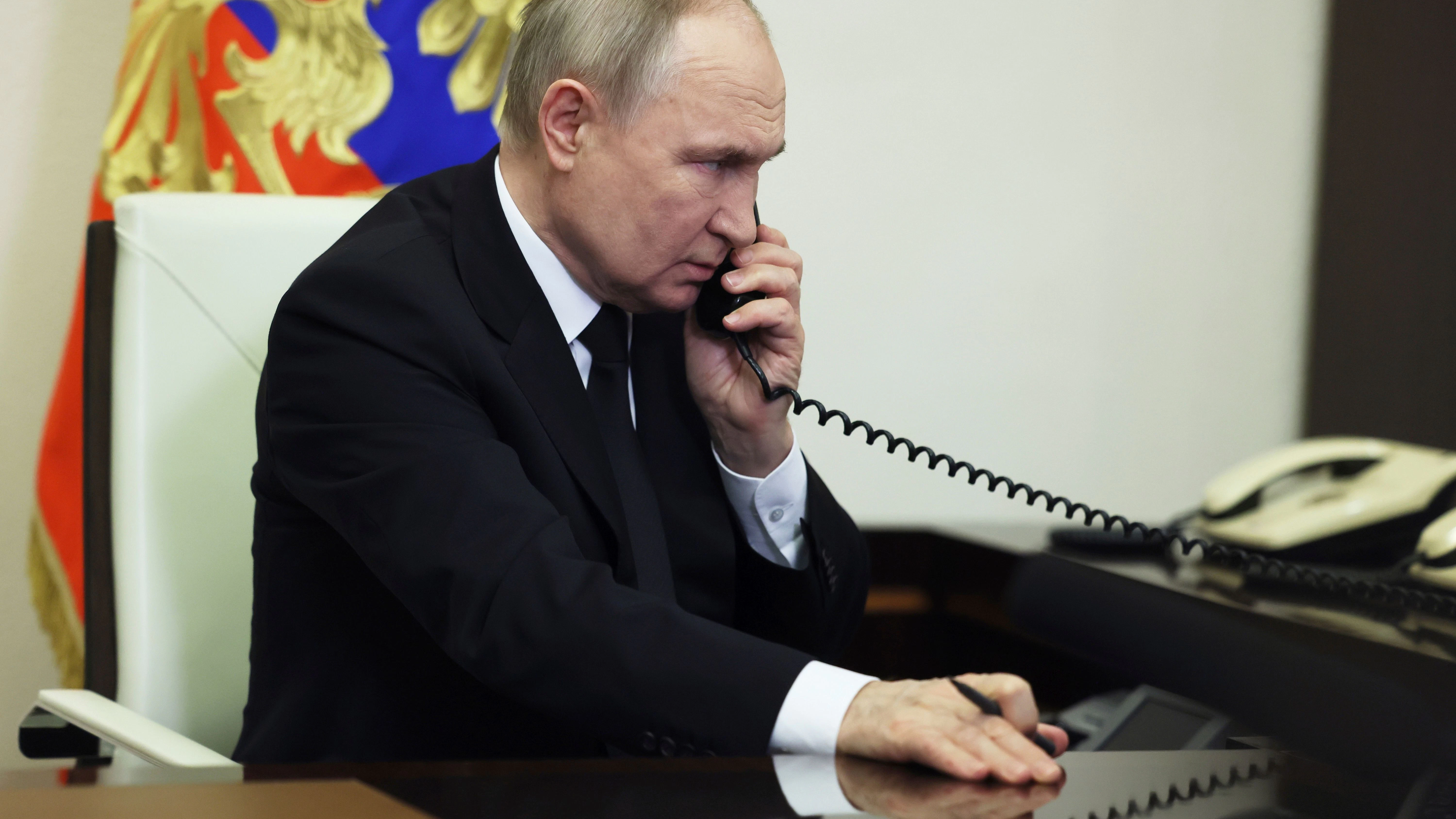 Der russische Präsident Wladimir Putin am Telefon: Viele AfD-Abgeordnete verteidigen den Diktator. 
