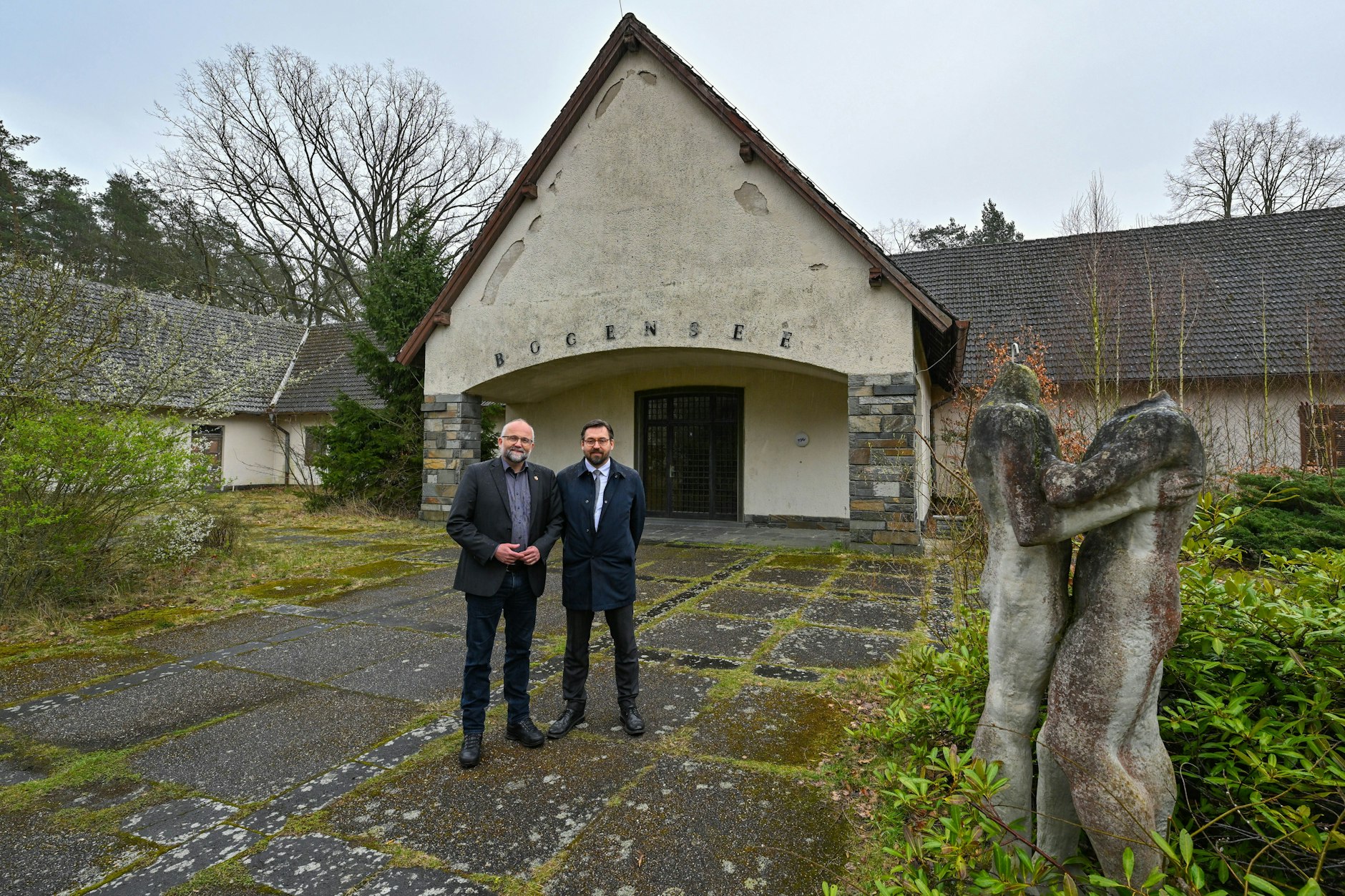Daniel Kurth (links), Landrat vom Landkreis Barnim, und Oliver Borchert, Bürgermeister von Wandlitz, setzen sich für einen Erhalt der Goebbels-Villa ein.