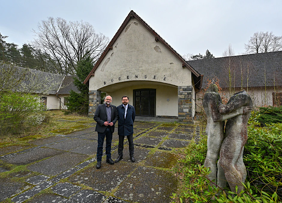 Daniel Kurth (l.), Landrat vom Landkreis Barnim, und Oliver Borchert, Bürgermeister von Wandlitz, setzen sich für einen Erhalt der Goebbels-Villa ein.