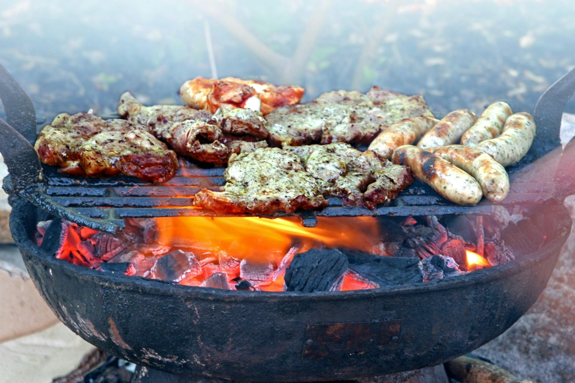 Thüringer Rostbrätel - in einer würzigen Marinade eingelegte Schweinesteaks - sind bei vielen Hobby-Grillern beliebt. Im Rezept erfahren Sie, wie die Steaks gelingen.
