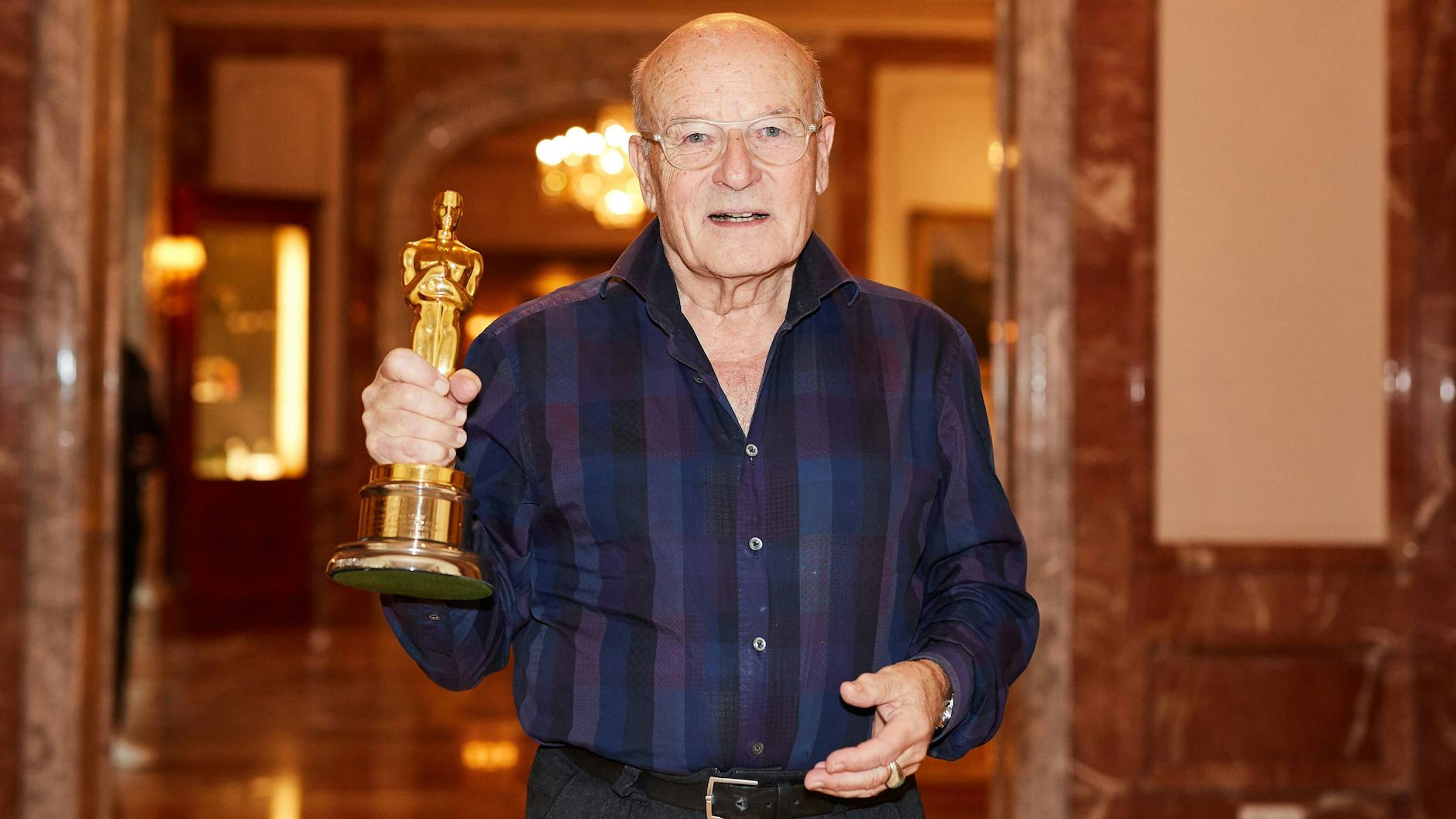 Volker Schlöndorff mit dem Oscar, den er 1980 für seinen Film „Die Blechtrommel“ bekam.