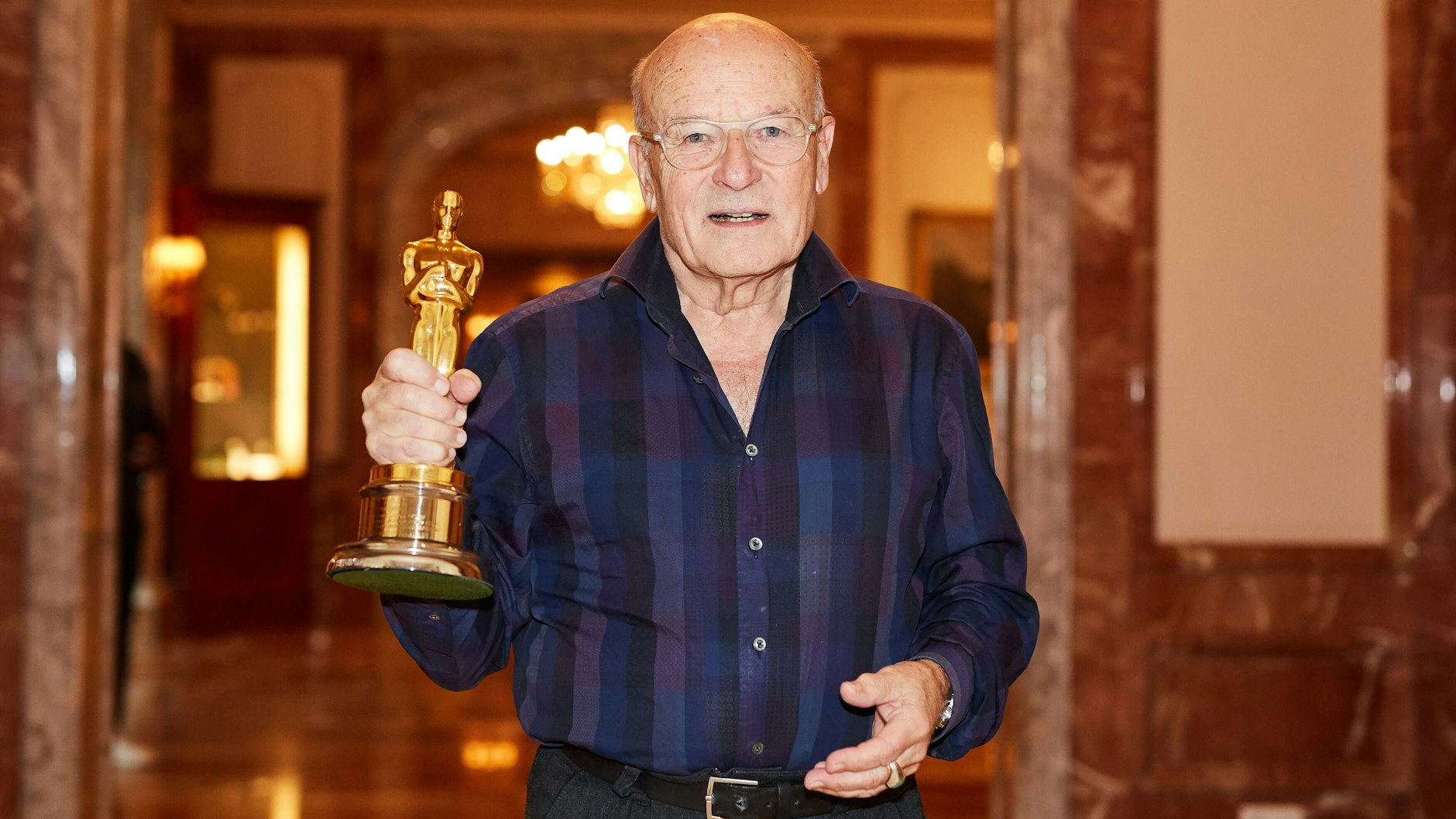 Volker Schlöndorff mit dem Oscar, den er 1980 für seinen Film&nbsp; „Die Blechtrommel“ bekam.