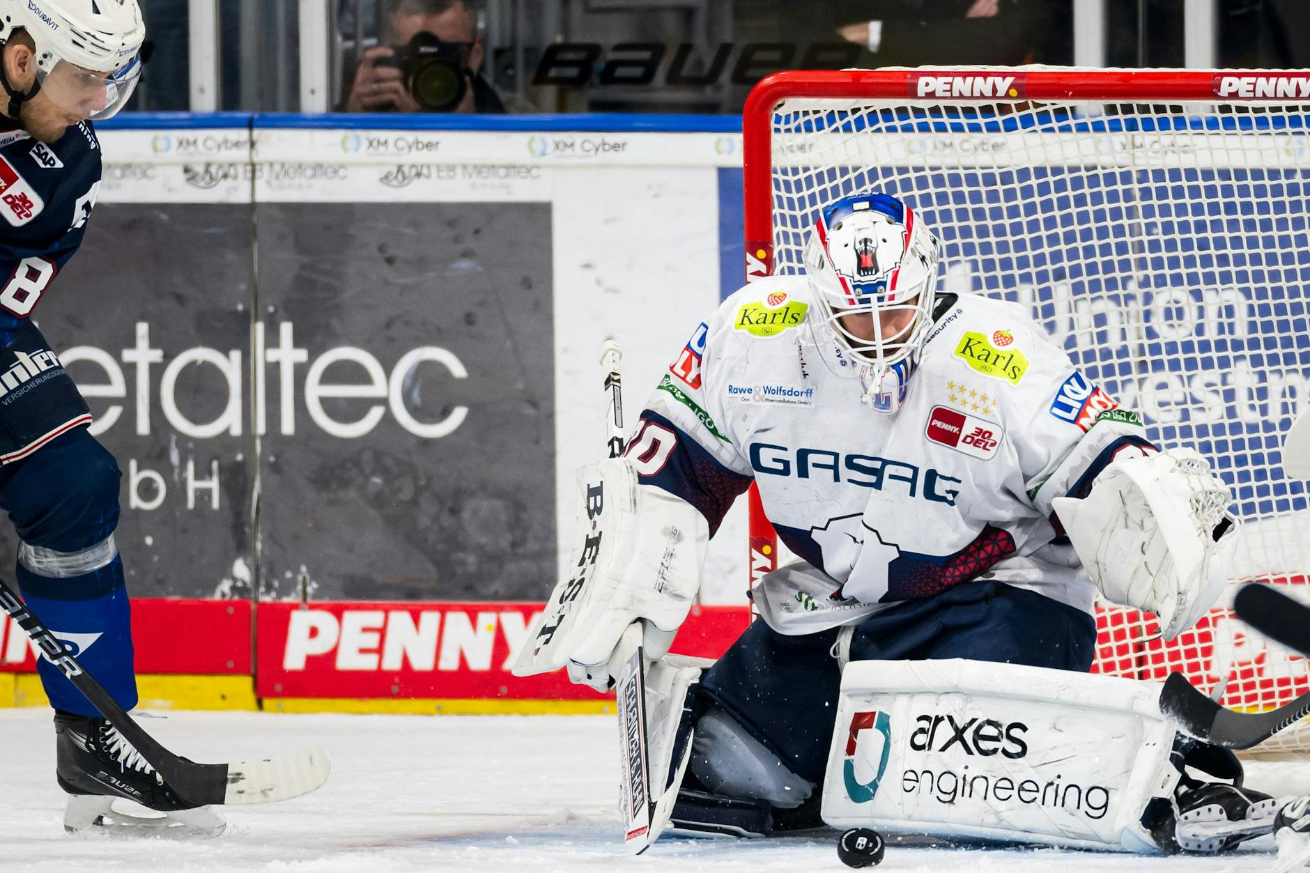 Eisbären-Torwart Jake Hildebrand bringt die Adler Mannheim mit seinen Parade fast zum Verzweifeln.