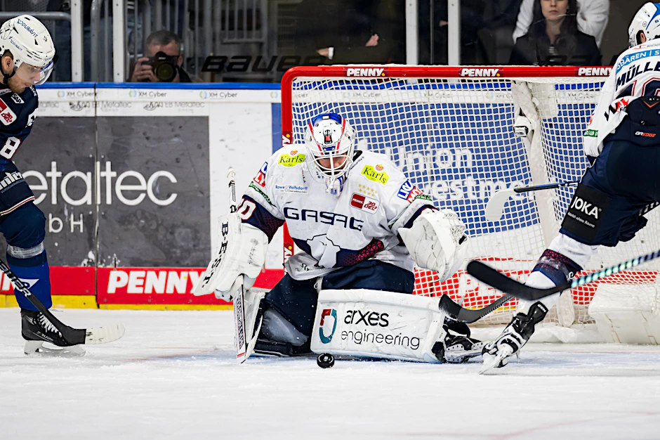 Eisbären-Torwart Jake Hildebrand bringt die Adler Mannheim mit seinen Parade fast zum Verzweifeln.