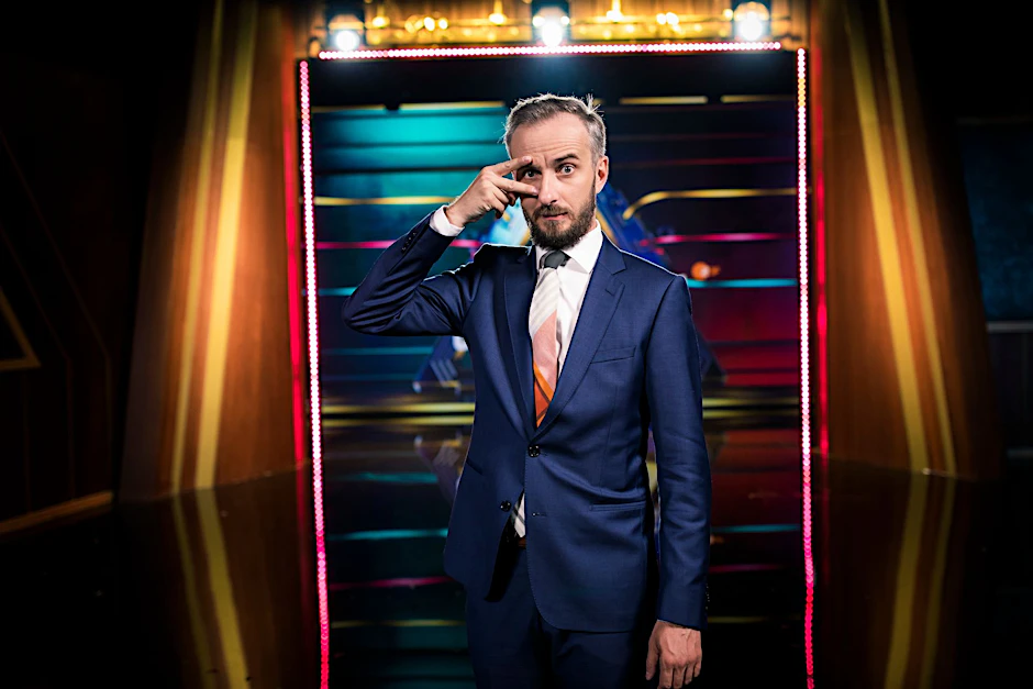 Jan Böhmermann moderiert im ZDF unter anderem das ZDF Magazin Royale. In Berlin ist er gelegentlich mit dem E-Scooter unterwegs.