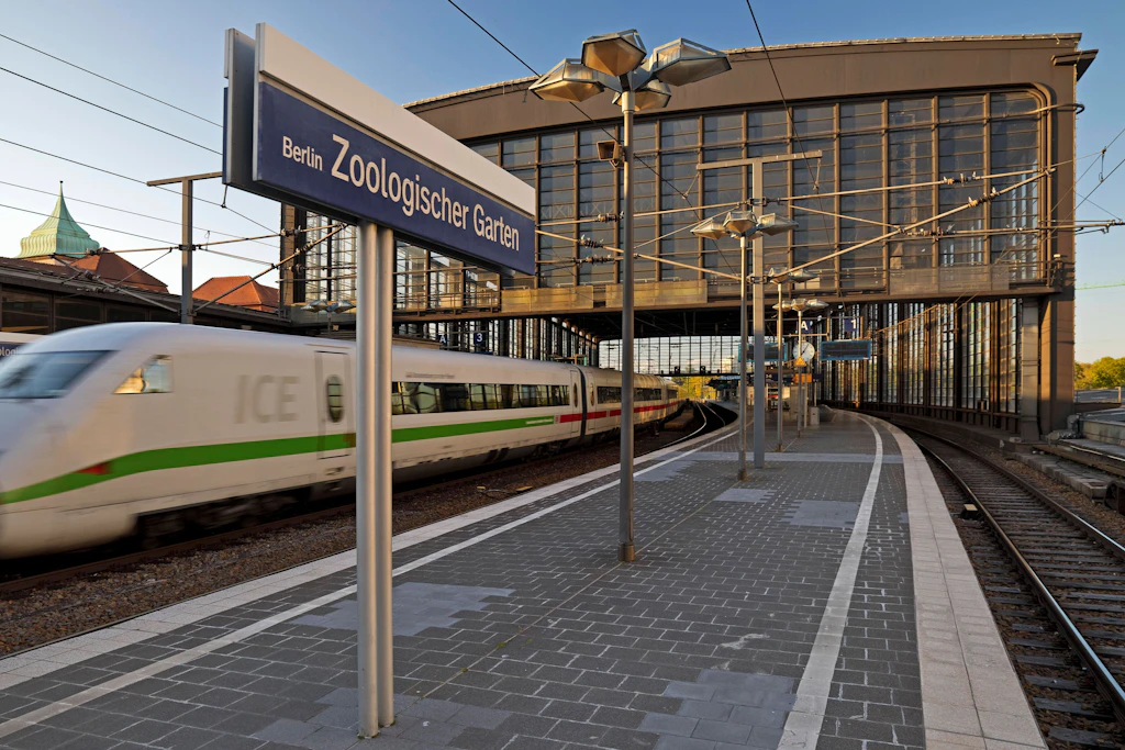 Bahnhof Zoo: Polizeibekannter Mann belästigt Jugendliche – Festnahme