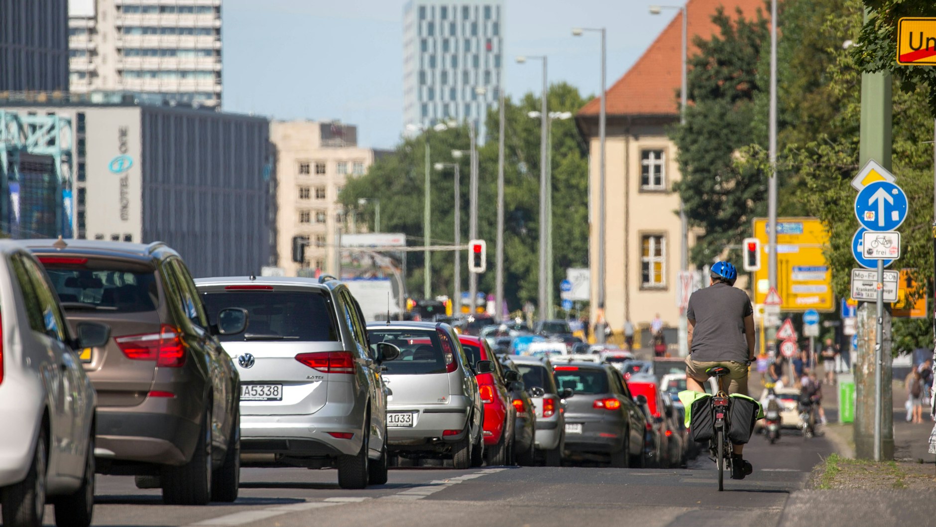 Staus und Baustellen gehören in Berlin zur Normalität. Überall in der Stadt wird auch aktuell gebaut - und das hat Auswirkungen auf den Verkehr.