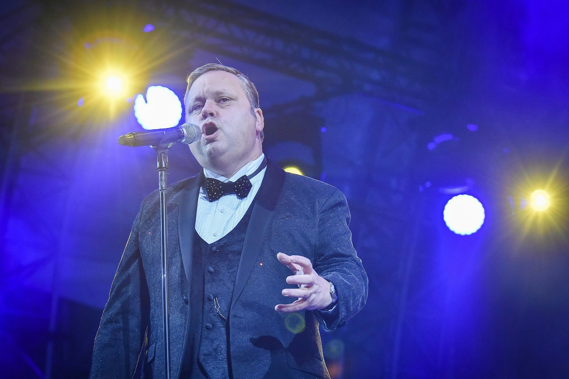 ARCHIV - Tenor Paul Potts singt Silvester 2022 auf dem Stuttgarter Schlossplatz.  
