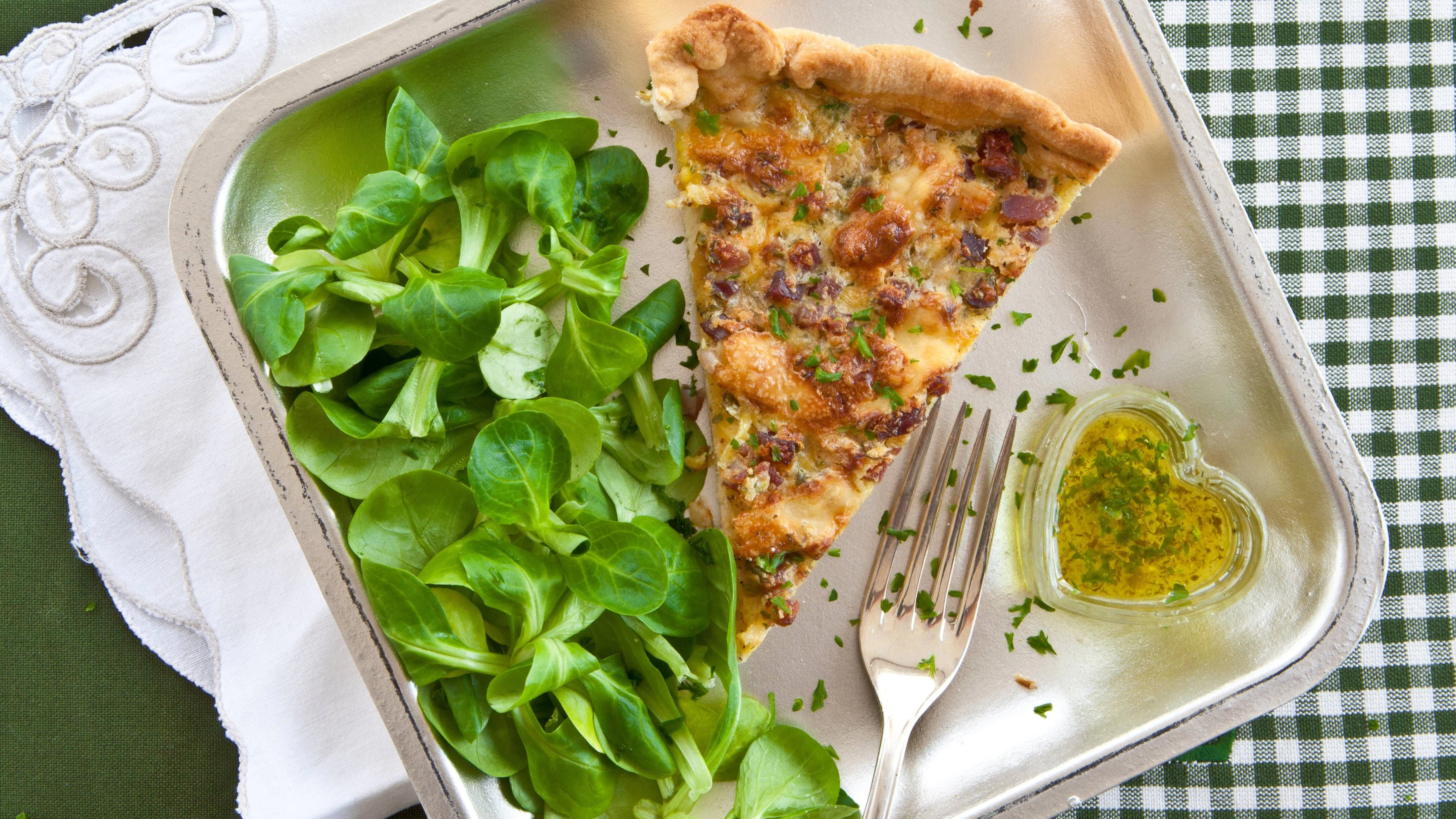 Ein tolles Rezept aus dem Osten! Zum Thüringer Speckkuchen passt ein frischer Salat - die Kombination ist das perfekte Abendbrot.