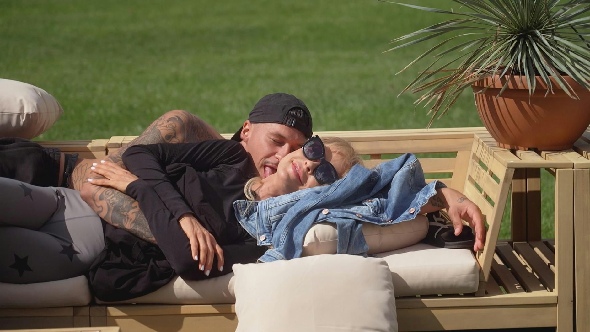 Bei „The 50“ kamen sich Yasin Mohamed und Jenny Elvers sehr nah.