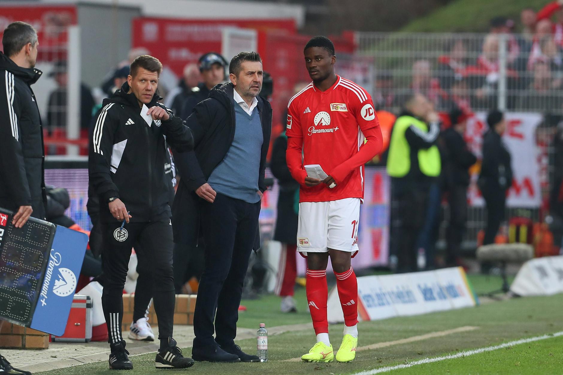 Ob es auch auf dem Zettel steht? Union-Trainer Nenad Bjelica (52) hat eine klare Forderung an Stürmer Chris Bedia (28). 