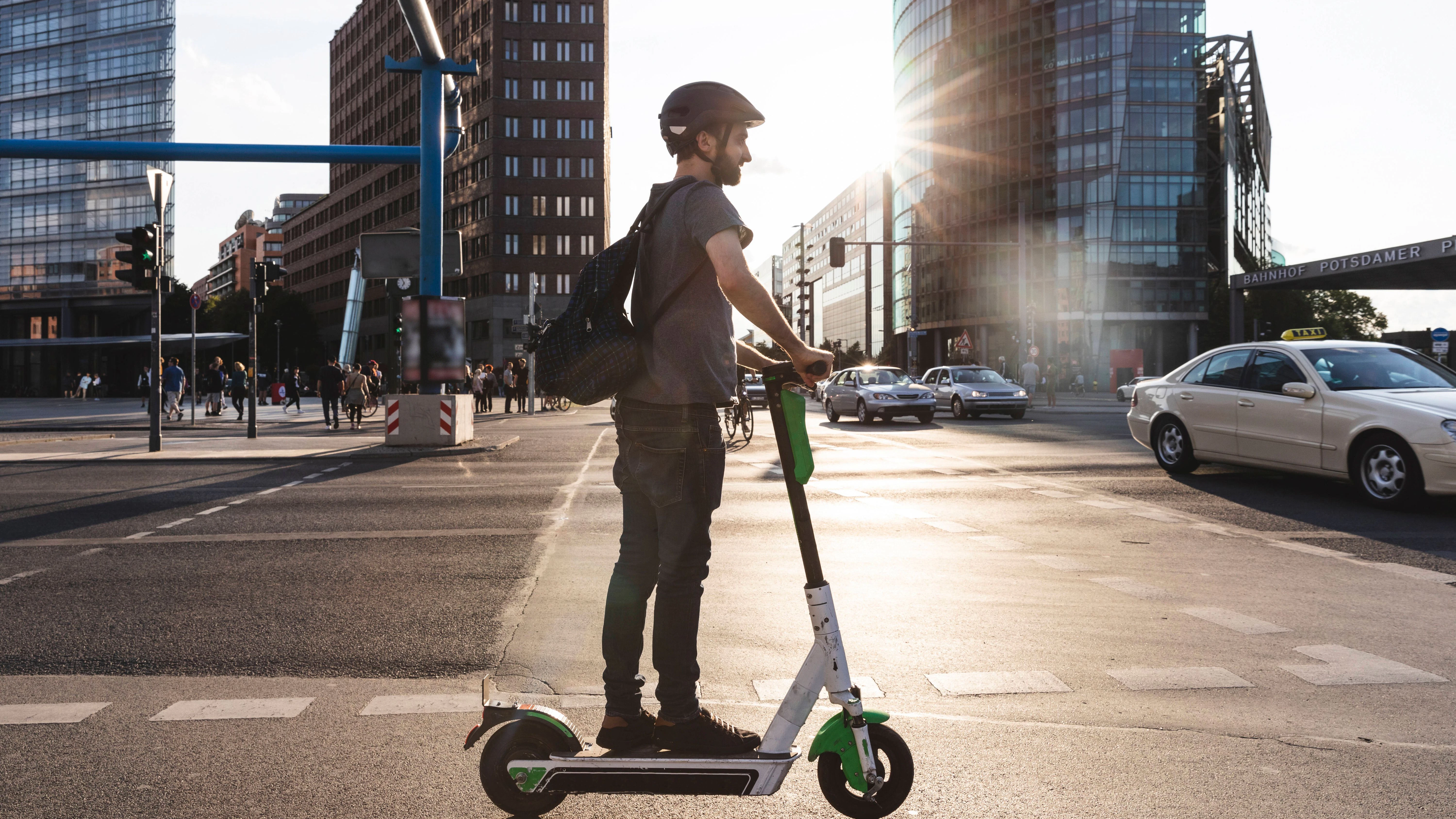 E-Scooter gehören seit Jahren zum Berliner Verkehr. Auch TV-Star Jan Böhmermann nutzt die Fahrzeuge regelmäßig.