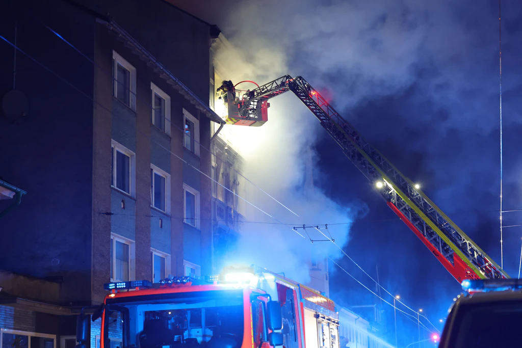 Flammeninferno im Altbau – vier Tote, darunter ein Baby!