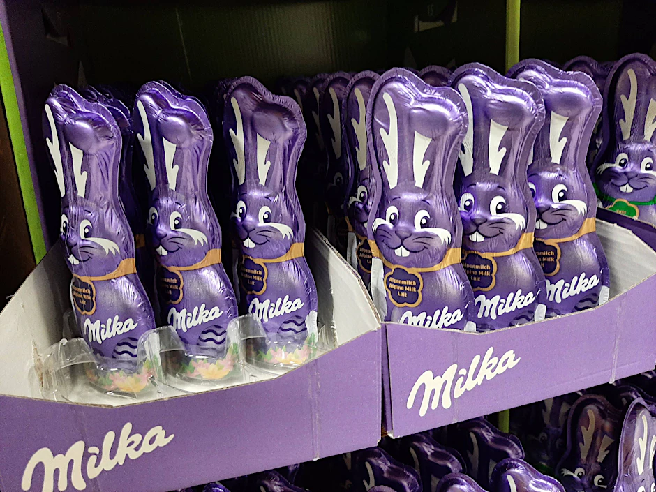 Milka gehört zum Konzern Mondelēz International, der weiterhin Geschäfte in Russland führt.