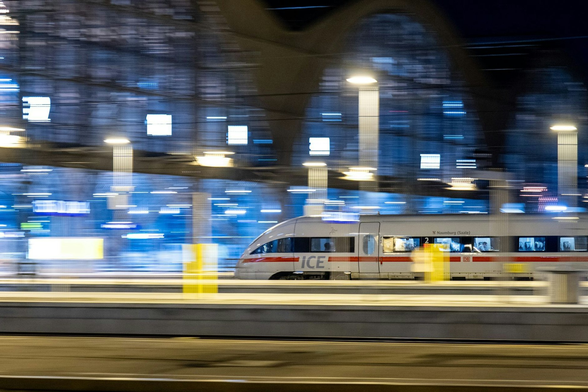 Ein ICE der Deutschen Bahn fährt in einen Bahnhof ein.