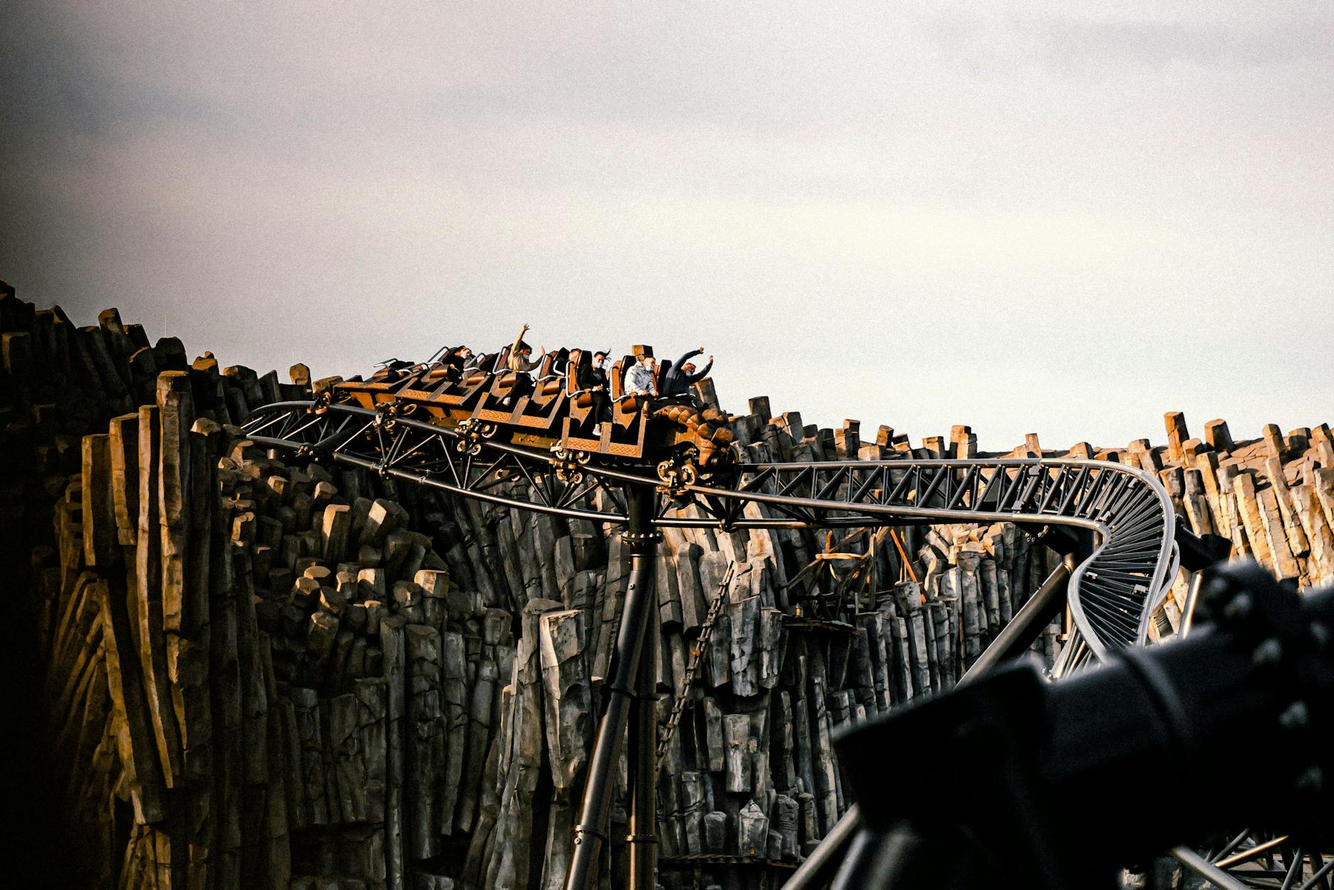 Der Mann verunglückte bei den Wartungsarbeiten an der Achterbahn im Phantasialand in Brühl.