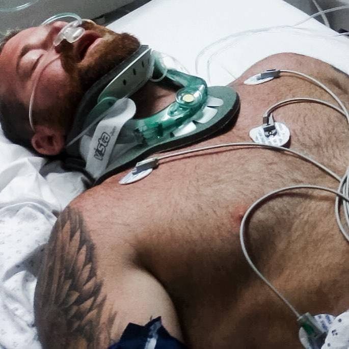 Monatelang lag der Familienvater nach seinem schweren Sturz von einem Dach im Krankenhaus.