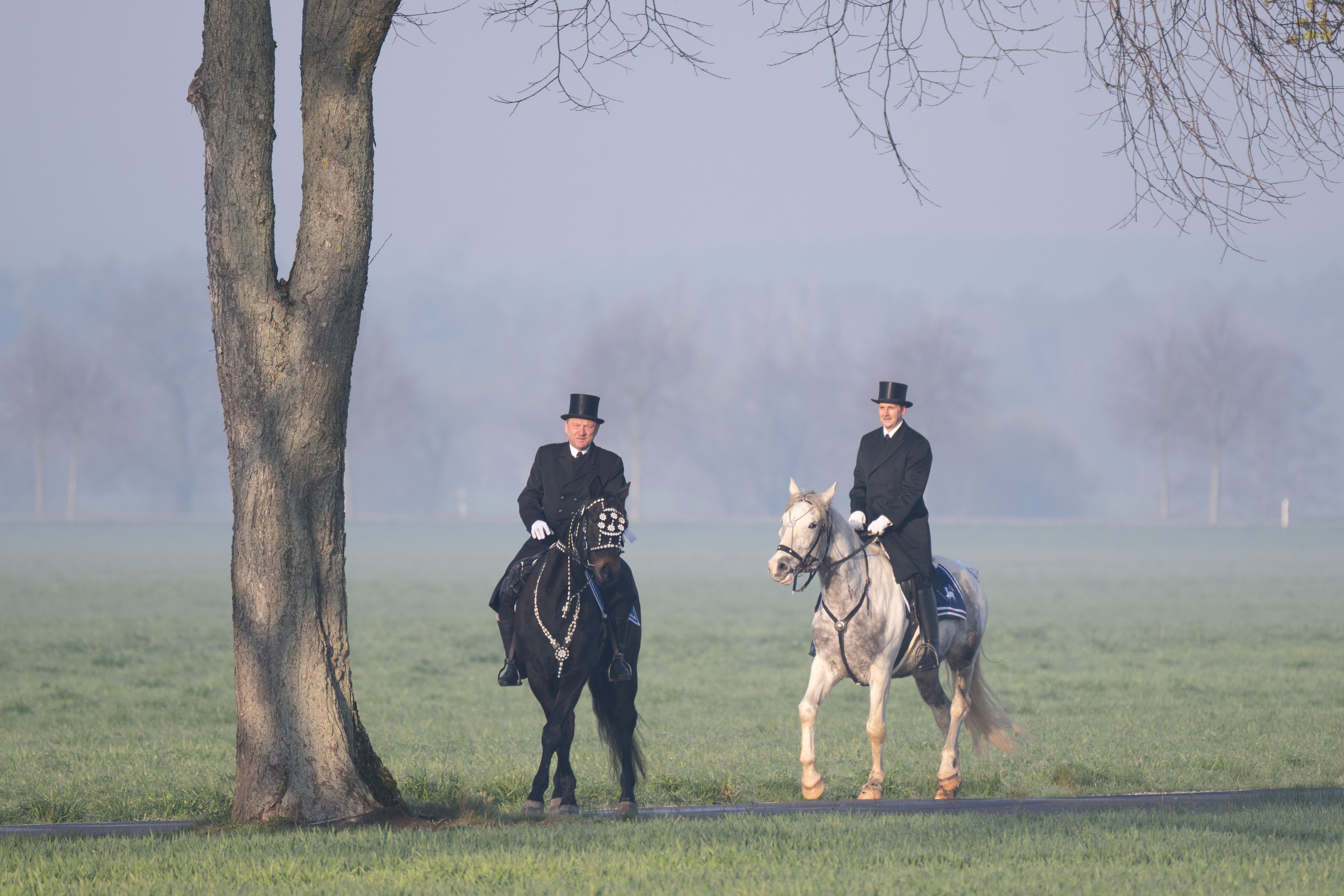 Image - Mit Frack und Zylinder im Sattel: Aufgalopp der Oster-Reiter