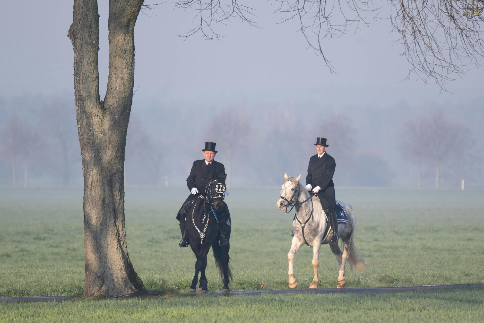 Im Frack und mit Zylinder: Die Oster-Reiter Andreas Rachel (l.) und Christian Paschke, sein Schwiegersohn, reiten am Ostersonntag, dem höchsten Fest der Christenheit, auf einer Landstraße entlang.