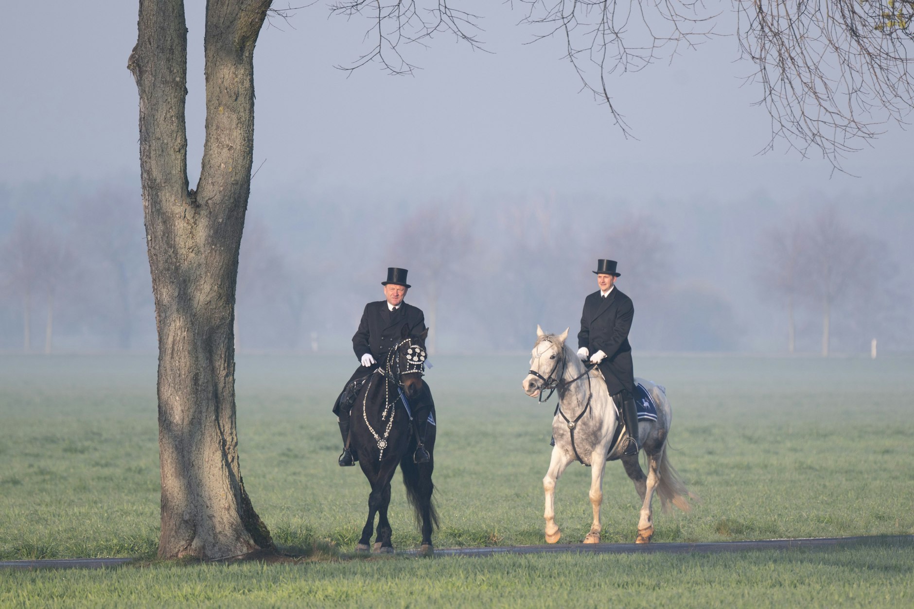 Im Frack und mit Zylinder: Die Oster-Reiter Andreas Rachel (l.) und Christian Paschke, sein Schwiegersohn, reiten am Ostersonntag, dem höchsten Fest der Christenheit, auf einer Landstraße entlang.