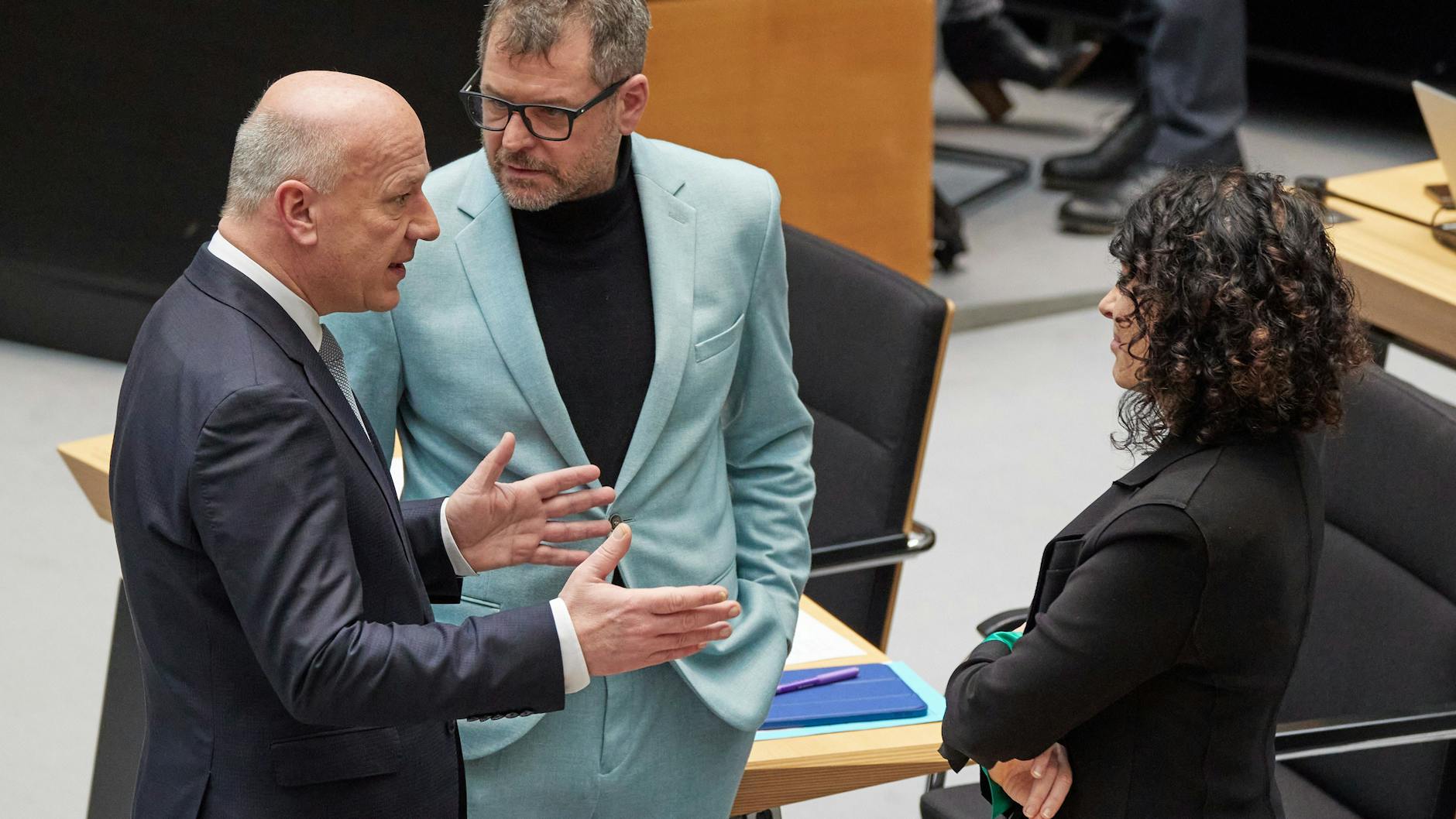 Die Grünen-Fraktionschefs Werner Graf (M.) und Bettina Jarasch (r.) wollen, dass der Regierende Bürgermeister Kai Wegner (CDU, l.) auf die Wiedereinführung des 29-Euro-Tickets verzichtet. 