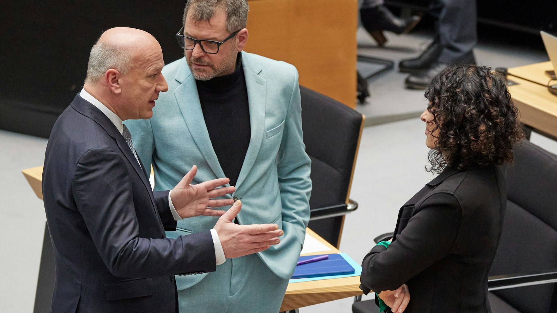 Die Grünen-Fraktionschefs Werner Graf (M.) und Bettina Jarasch (r.) wollen, dass der Regierende Bürgermeister Kai Wegner (CDU, l.) auf die Wiedereinführung des 29-Euro-Tickets verzichtet.&nbsp;