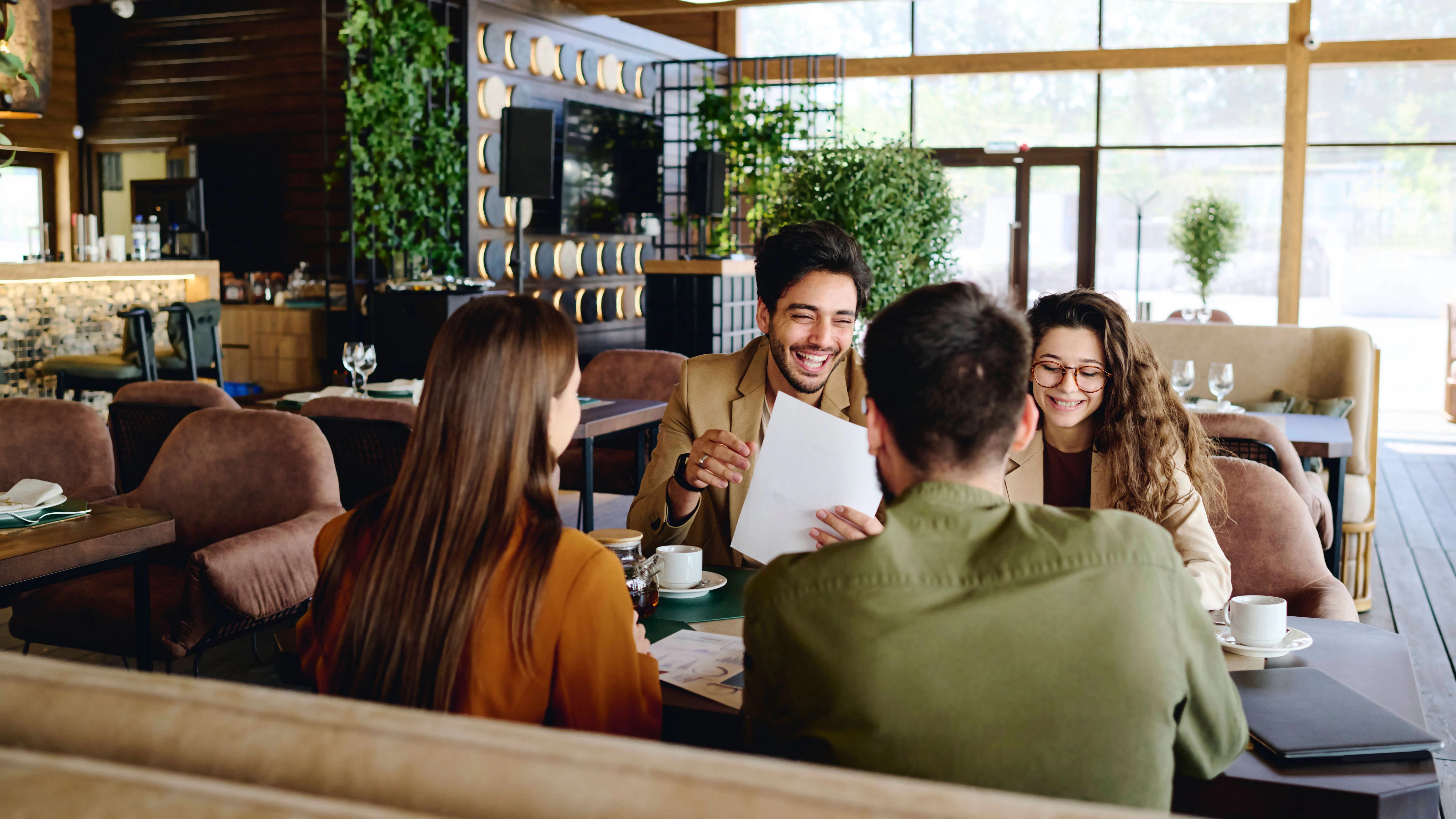 Mit Freunden ins Restaurant gehen soll schön sein - doch viele Menschen der Gen Z haben Ängste vor dem Gesuch in der Gaststätte.