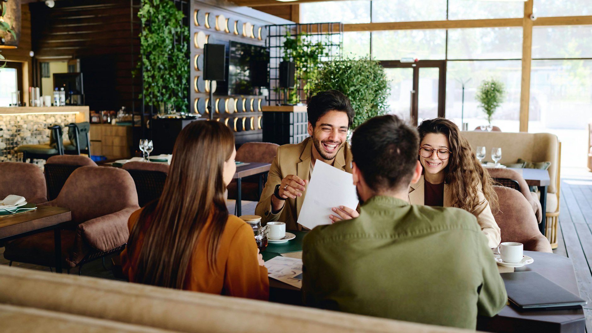 Mit Freunden ins Restaurant gehen soll schön sein - doch viele Menschen der Gen Z haben Ängste vor dem Gesuch in der Gaststätte.