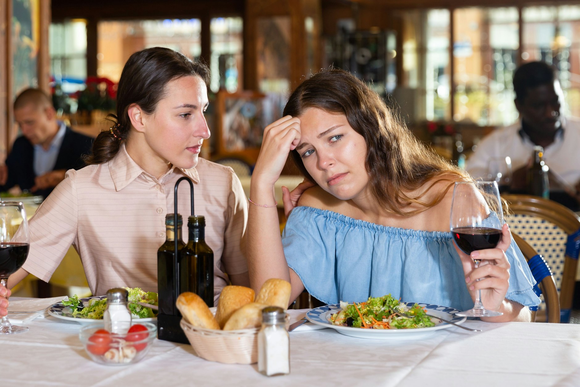 Nicht immer ist der Besuch im Restaurant mit positiven Gefühlen verknüpft - vor allem viele junge Menschen haben soziale Ängste.