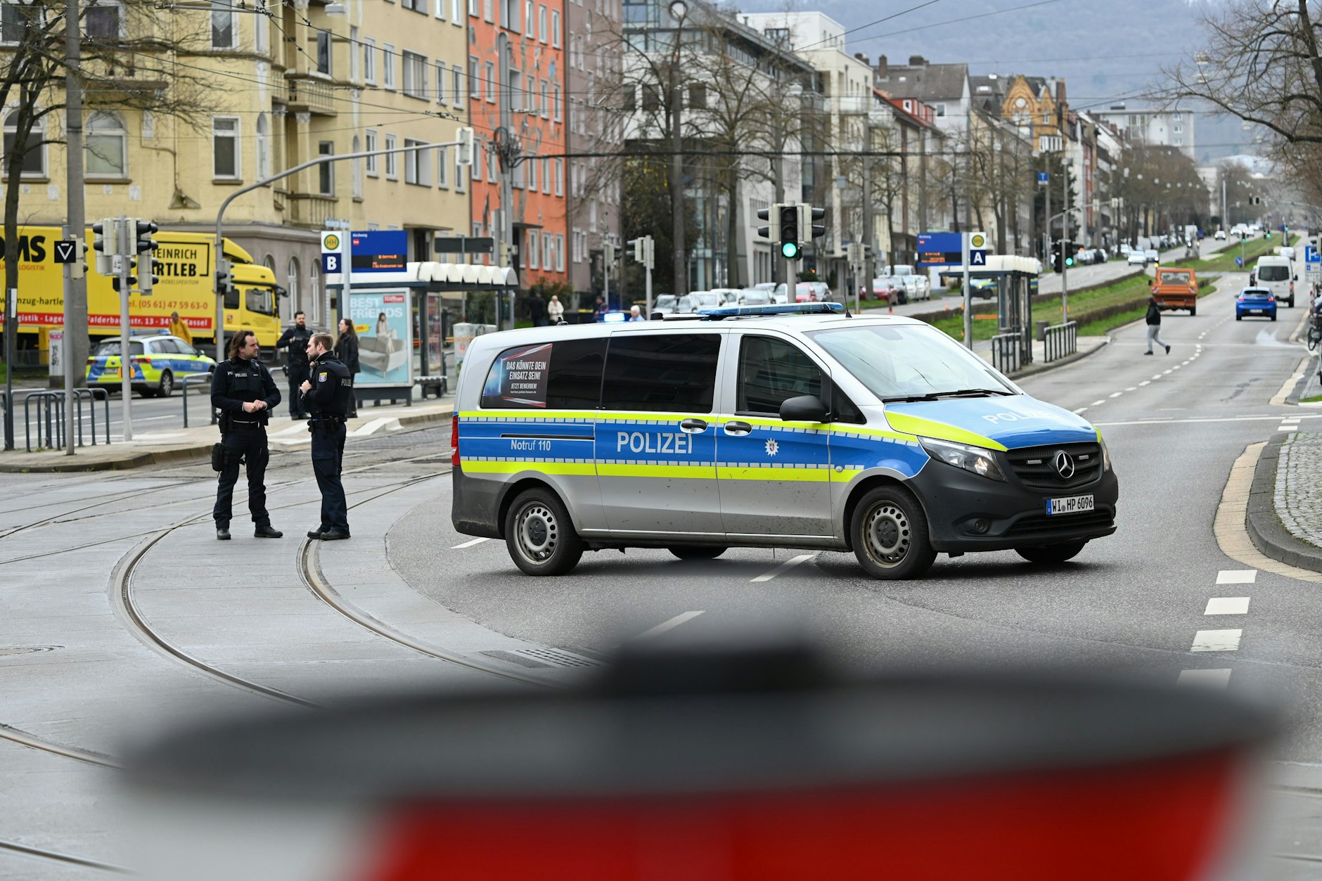 Polizeikräfte sichern den Tatort in der Wilhelmshöher Allee in Kassel ab. Ein Unbekannter soll zwei Passanten mit einer Waffe verletzt haben.