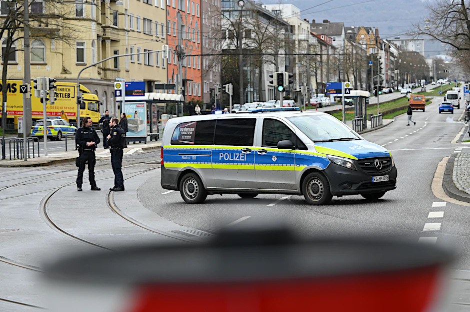 Polizeikräfte sichern den Tatort in der Wilhelmshöher Allee in Kassel ab. Ein Unbekannter soll zwei Passanten mit einer Waffe verletzt haben.