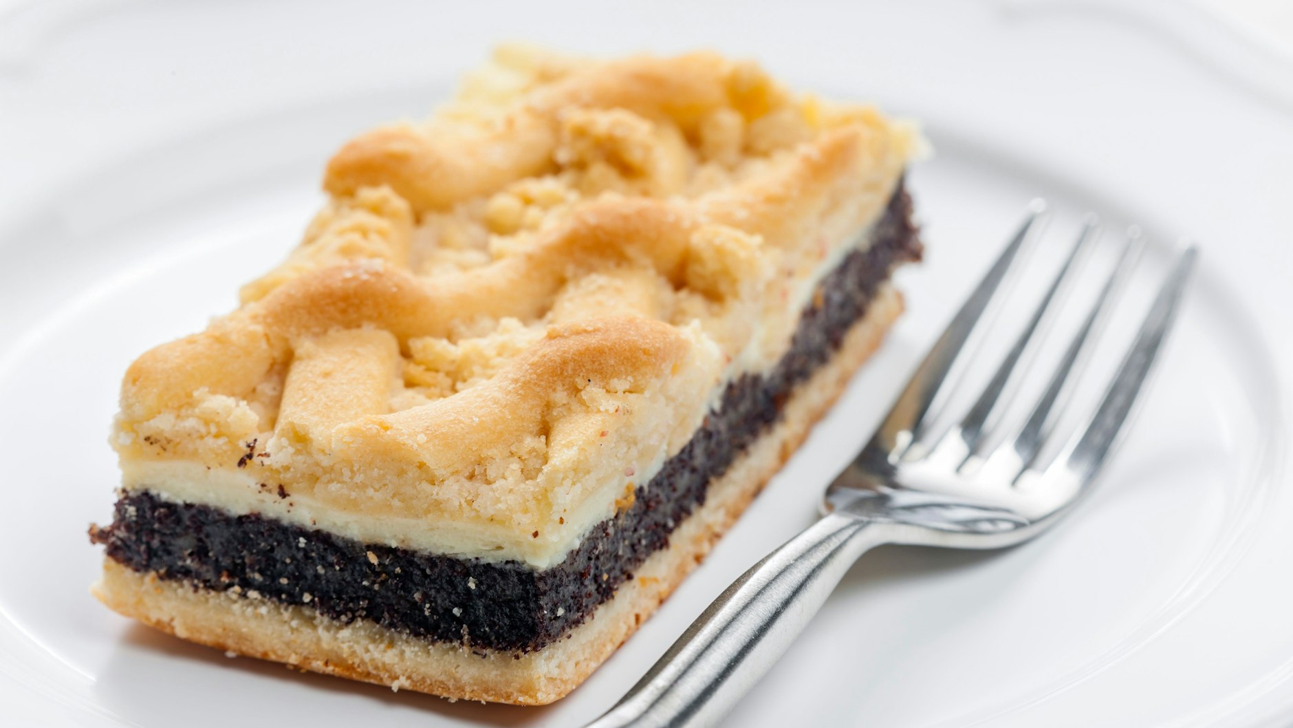 Mohnkuchen gibt es in verschiedenen Varianten - dieses Rezept setzt auf eine Decke aus Eier-Masse, auf andere Mohnkuchen kommt eine Streusel-Schicht.