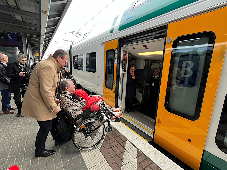 Aussteigen bitte! Beim Medientermin im Hauptbahnhof Brandenburg packt Brandenburgs Verkehrsminister Rainer Genilke (CDU) mit an. An Gleis 3 ist eine kleine Stufe zu überwinden.