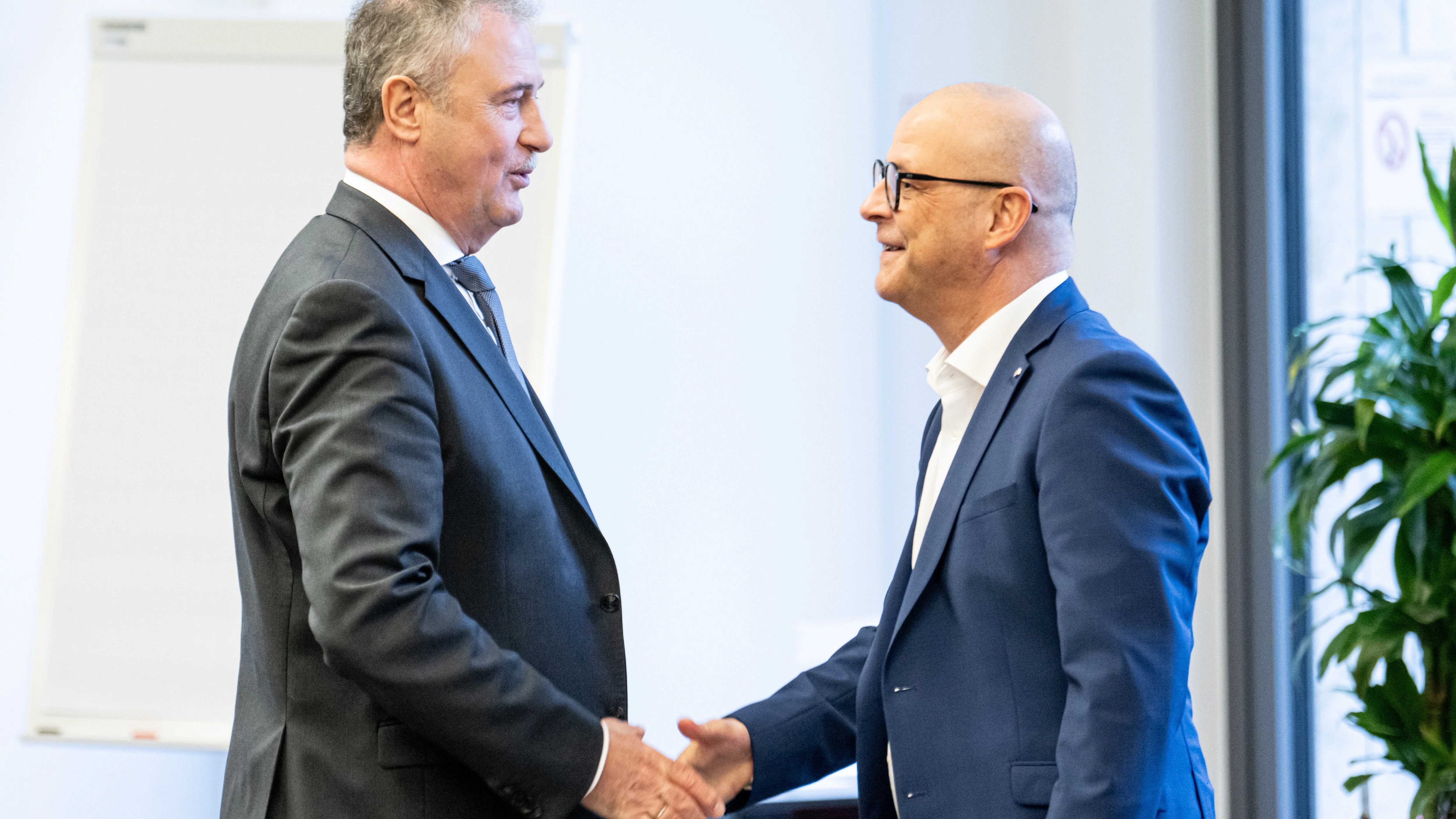 GDL-Chef Claus Weselsky (l) und DB-Personalvorstand Martin Seiler schütteln sich bei einem Treffen in November die Hände.