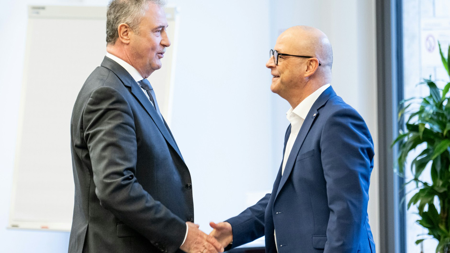 GDL-Chef Claus Weselsky (l) und DB-Personalvorstand Martin Seiler schütteln sich bei einem Treffen in November die Hände.