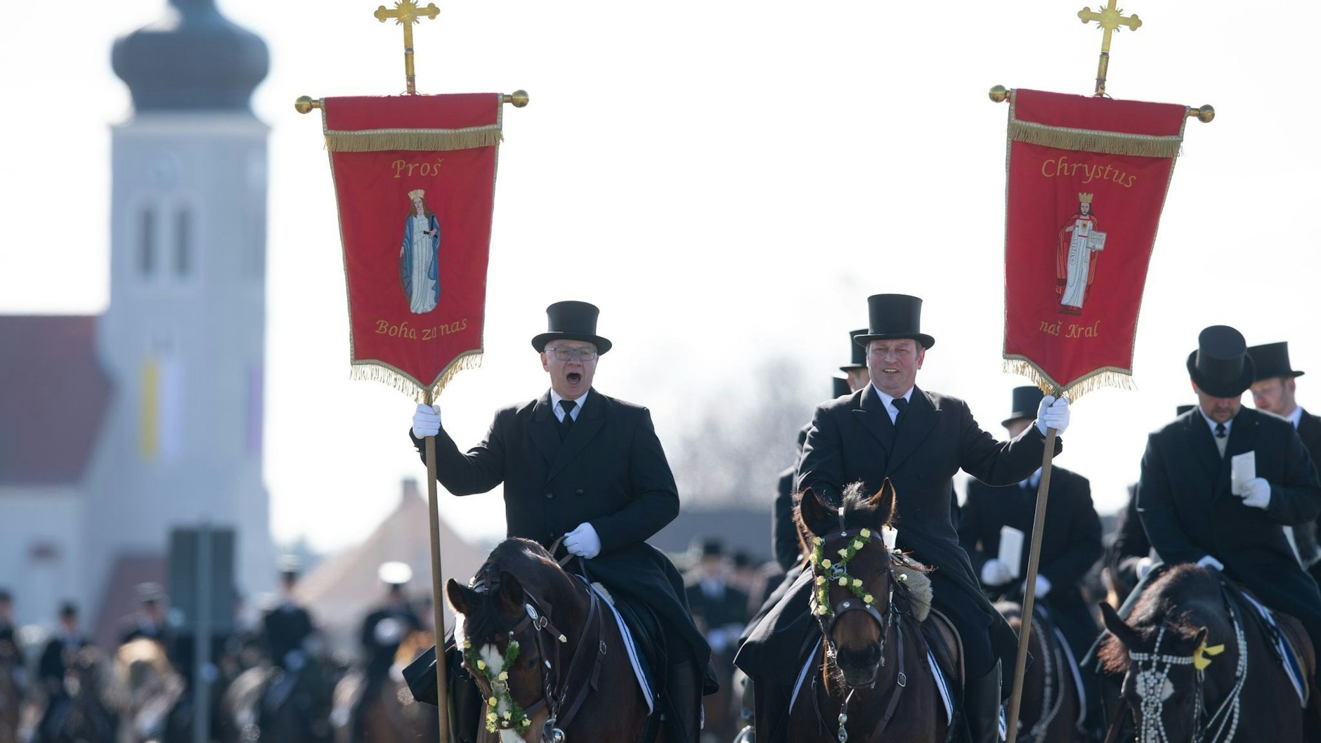 Die traditionell gekleideten sorbischen Oster-Reiter verkünden nach altem Brauch zu Pferde die Osterbotschaft.