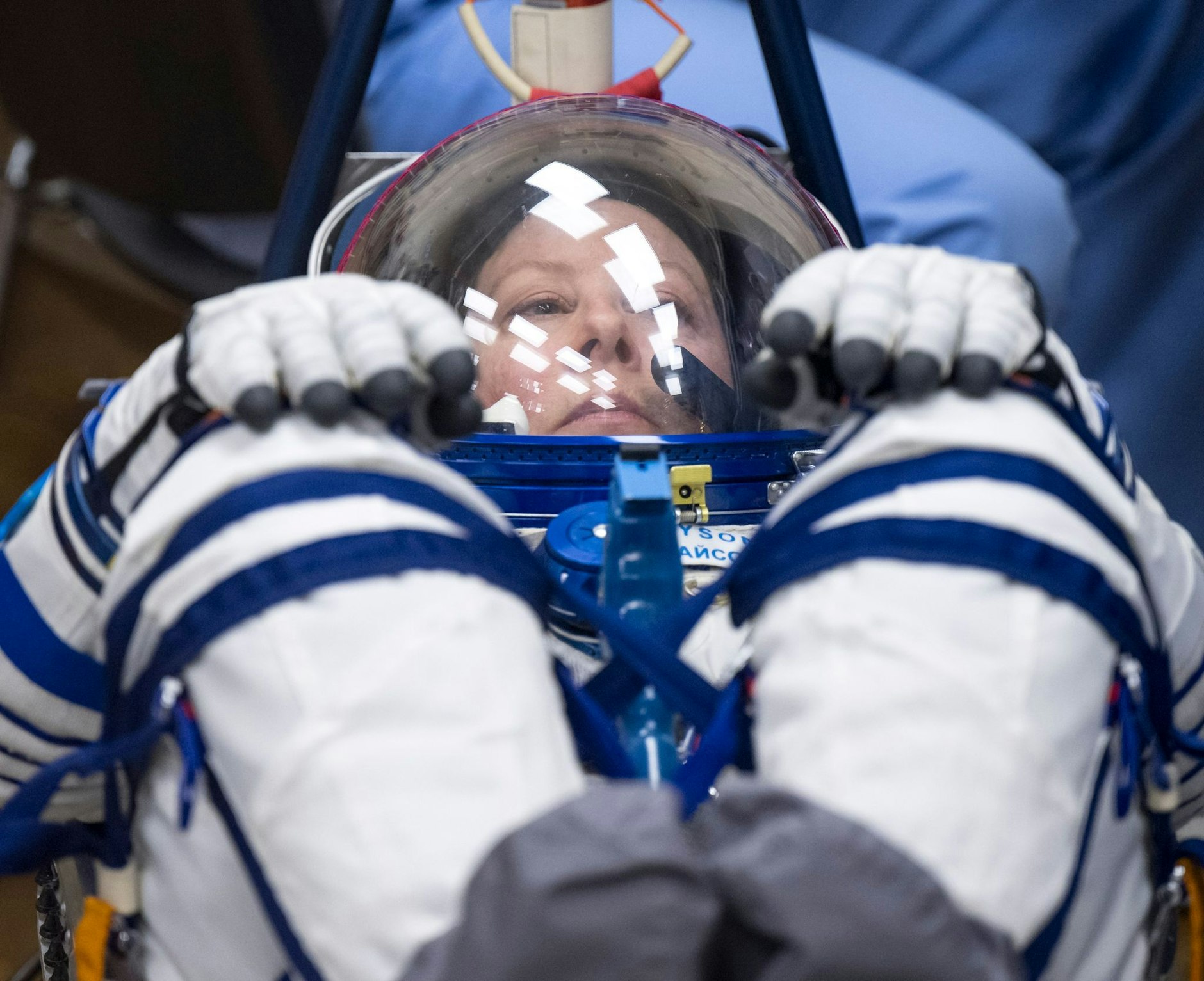 dpatopbilder - HANDOUT - Die Nasa-Astronautin Tracy Dyson lässt den Druck ihres Sokol-Anzugs überprüfen.  