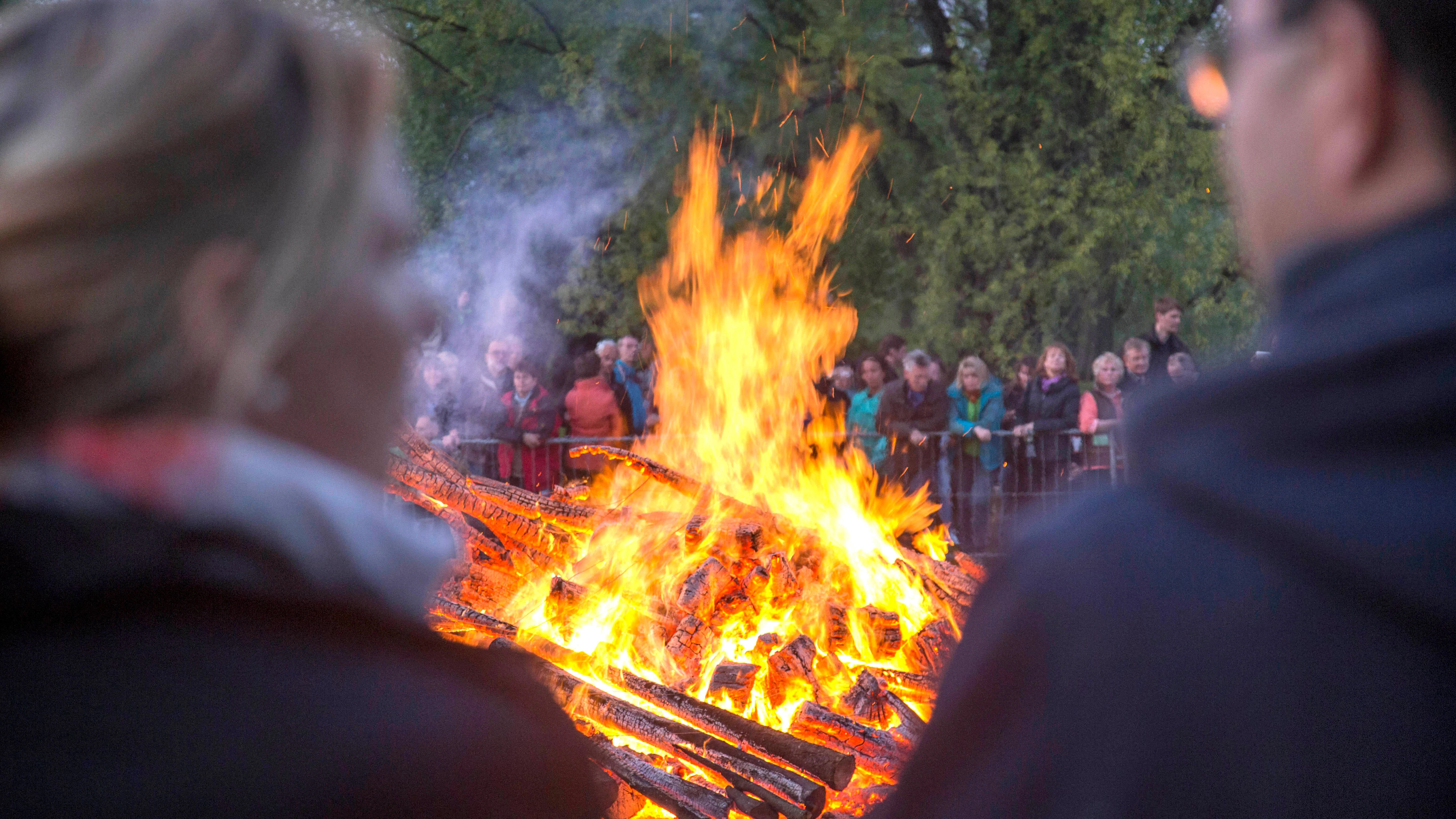 Das Entfachen des Osterfeuers ist auch im Britzer Garten Tradition.