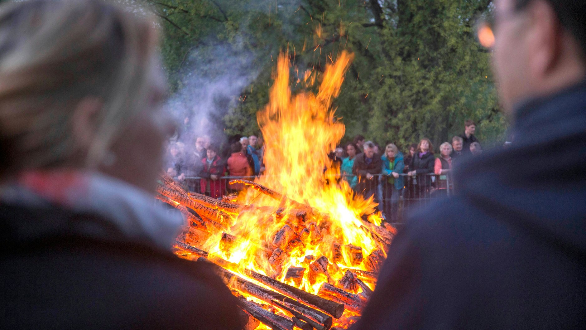 Das Entfachen des Osterfeuers ist auch im Britzer Garten Tradition.