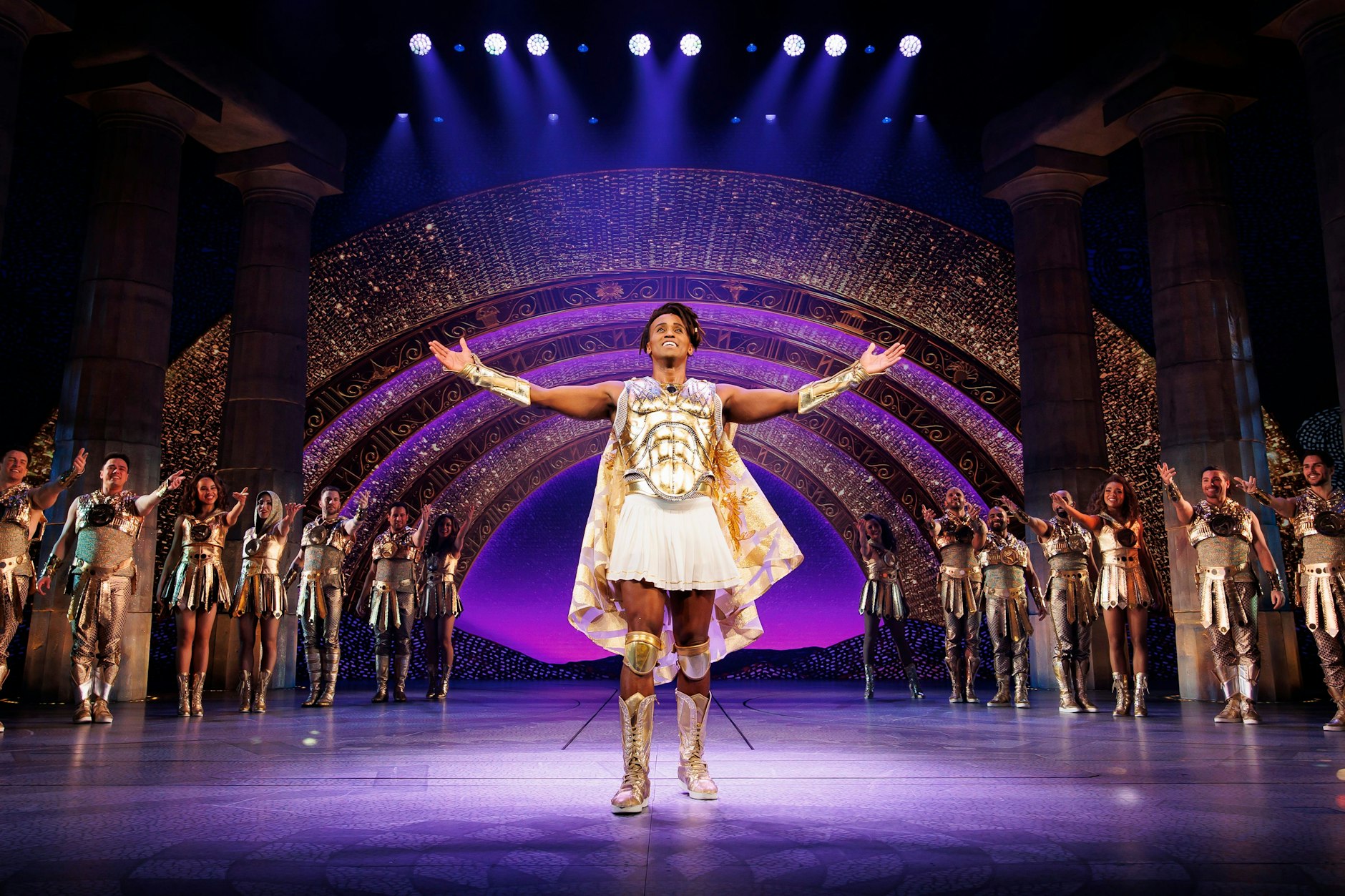 Hauptdarsteller Benét Monteiro beim Schlussapplaus nach der Weltpremiere des Musicals „Hercules“ im Stage Theater Neue Flora in Hamburg.