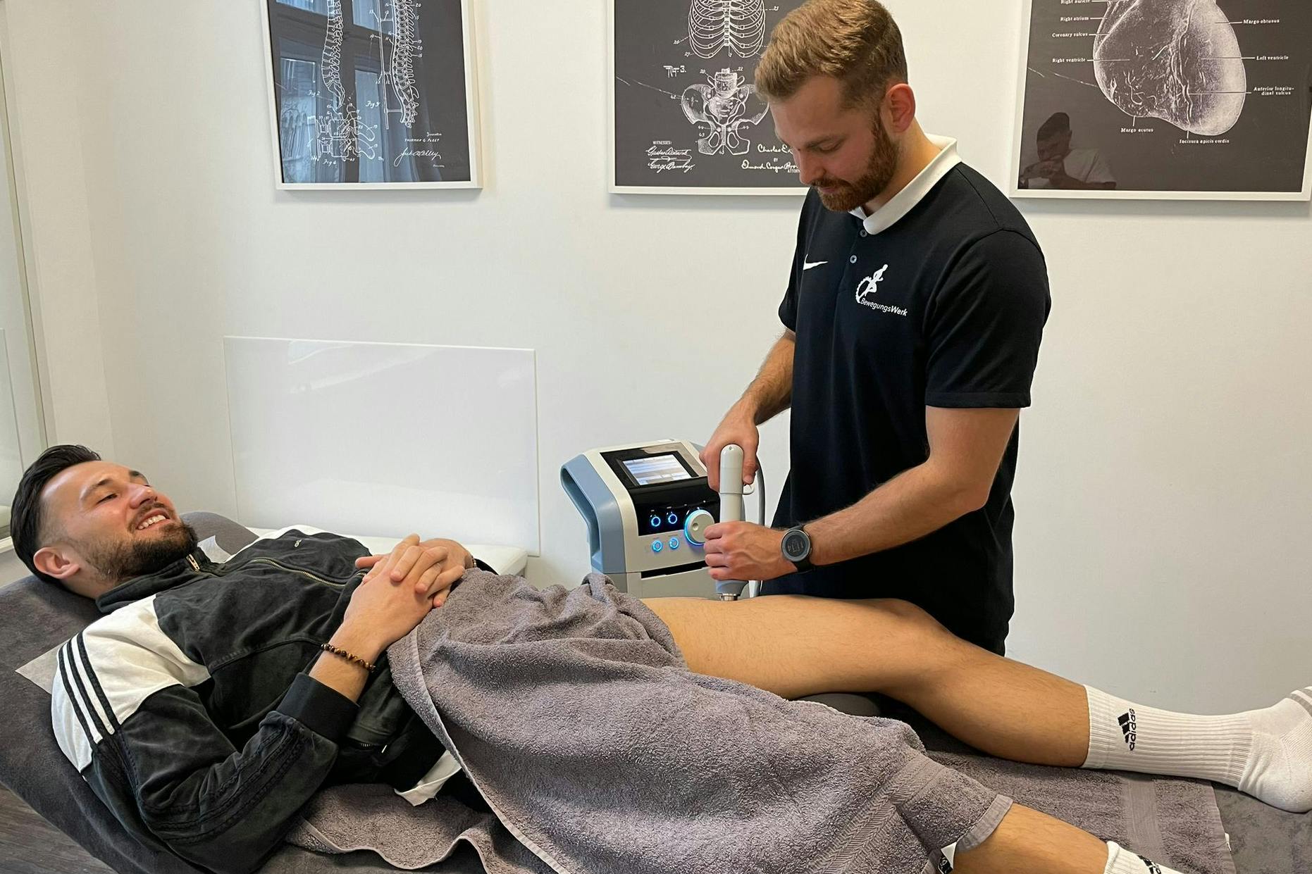 BFC-Torjäger Rufat Dadashov liegt auf der Massagebank, genießt die Behandlung von Physio Nils Vielrose.