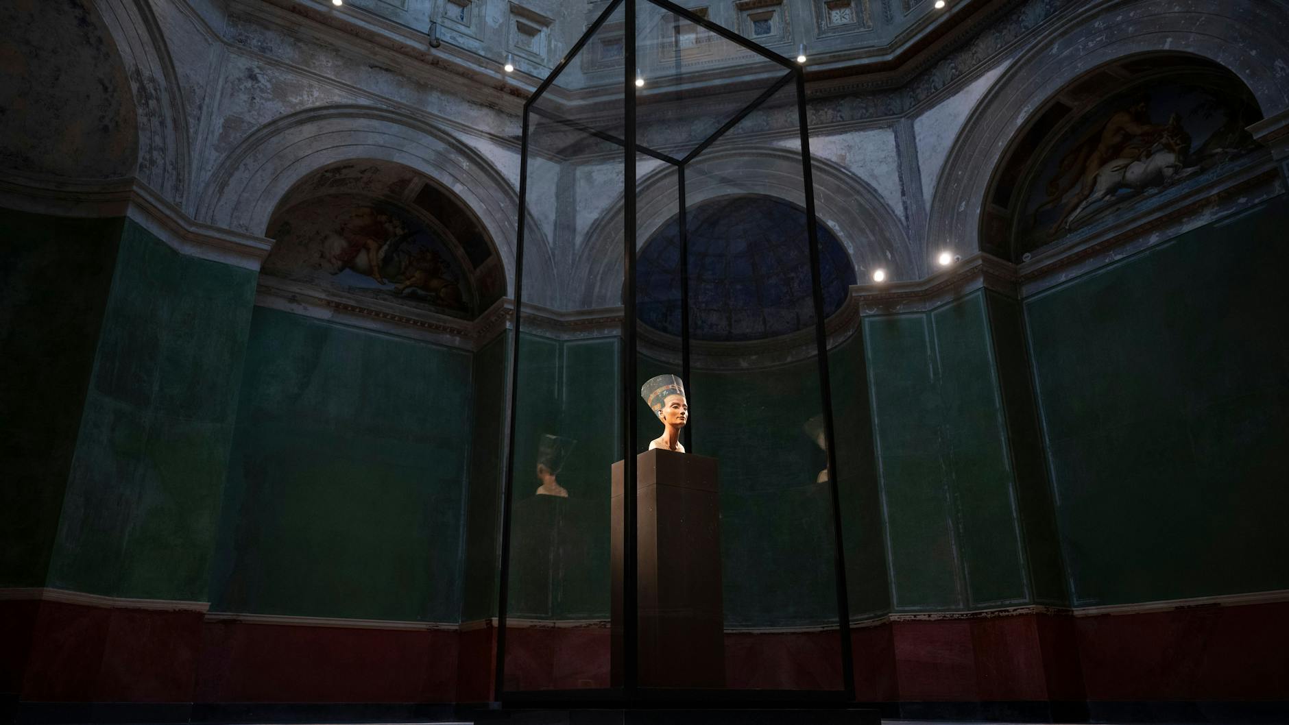 Wie in einem Thronsaal: die Büste der Königin Nofretete im Neuen Museum